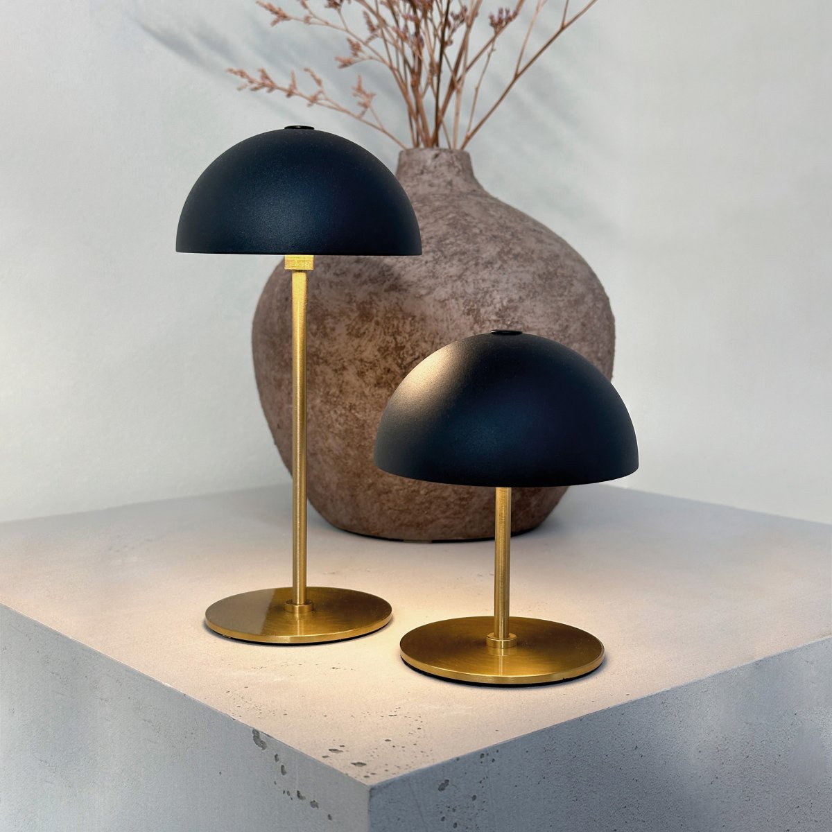 Along set 20cm Negro portátil De Dyberg Larsen - Estas lámparas inalámbricas están hechas de latón con pantallas de metal de colores y ofrecen tres niveles de brillo sin deslumbramiento.