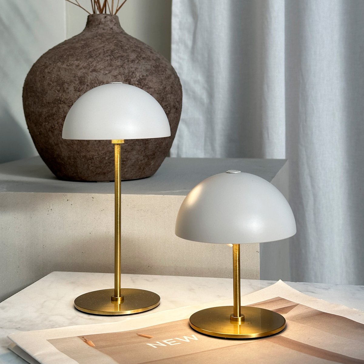 Along set 20cm Beige portátil De Dyberg Larsen - Estas lámparas inalámbricas están hechas de latón con pantallas de metal de colores y ofrecen tres niveles de brillo sin deslumbramiento.