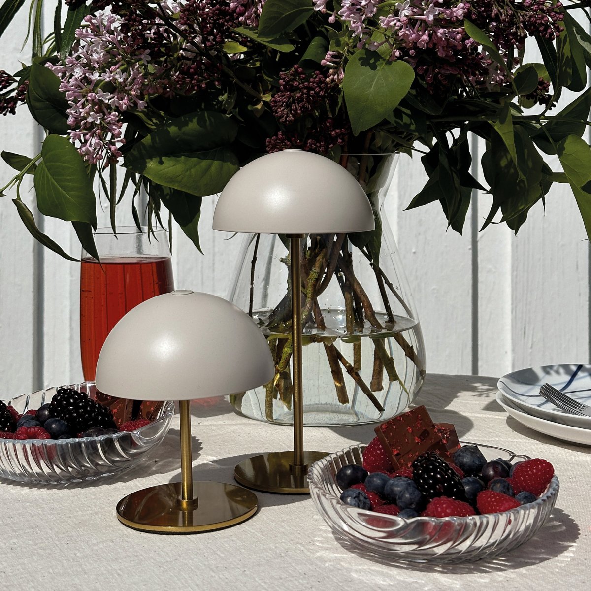 Along set 20cm Beige portátil De Dyberg Larsen - Estas lámparas inalámbricas están hechas de latón con pantallas de metal de colores y ofrecen tres niveles de brillo sin deslumbramiento.