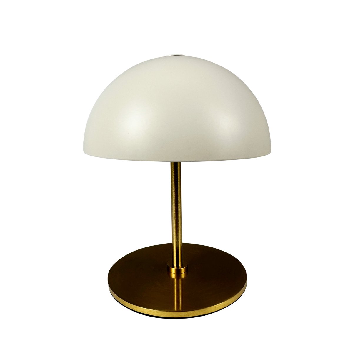 Along set 20cm Beige portátil De Dyberg Larsen - Estas lámparas inalámbricas están hechas de latón con pantallas de metal de colores y ofrecen tres niveles de brillo sin deslumbramiento.
