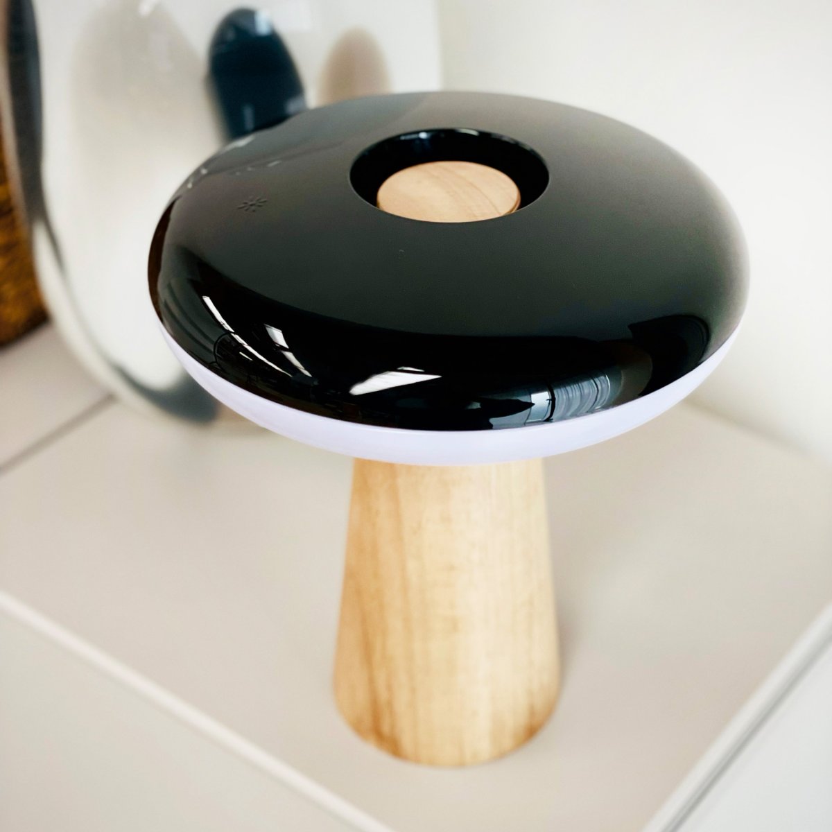 2 Ways 25cm Madera portátil De Dyberg Larsen - Con una base de madera natural, elegantes contrastes en blanco y negro y tres niveles de brillo ajustables mediante el botón en la pantalla, puede crear fácilmente la atmósfera adecuada.