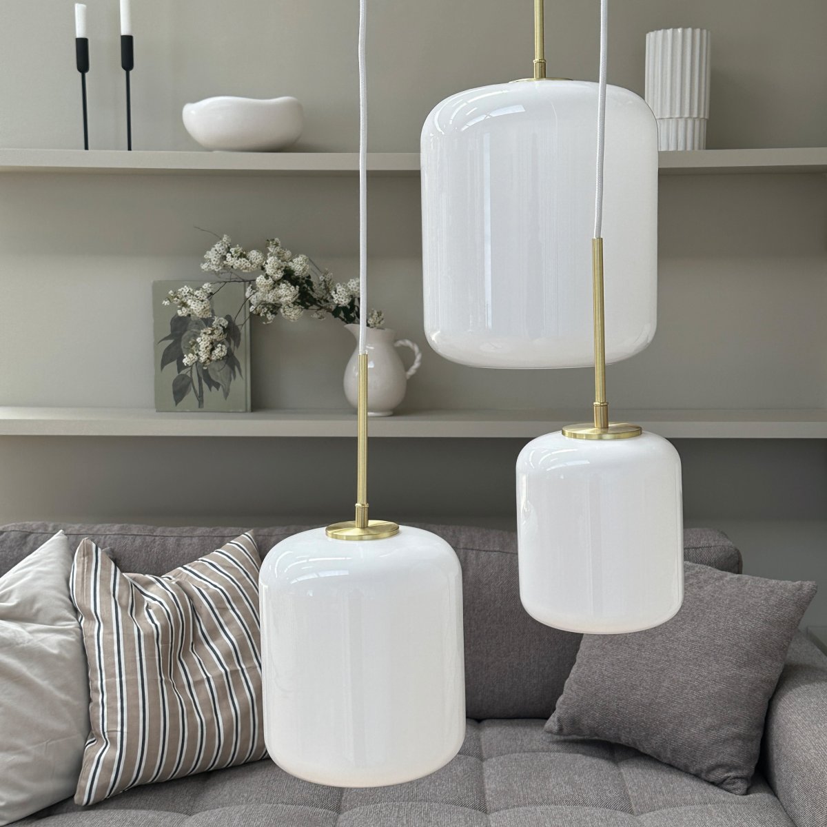 Silvia Ø20 Latón Lámpas de techo De Dyberg Larsen - Silvia es una serie de lámparas de techo realizadas en cristal opal soplado con superficie brillante, marco de latón y cable textil blanco.