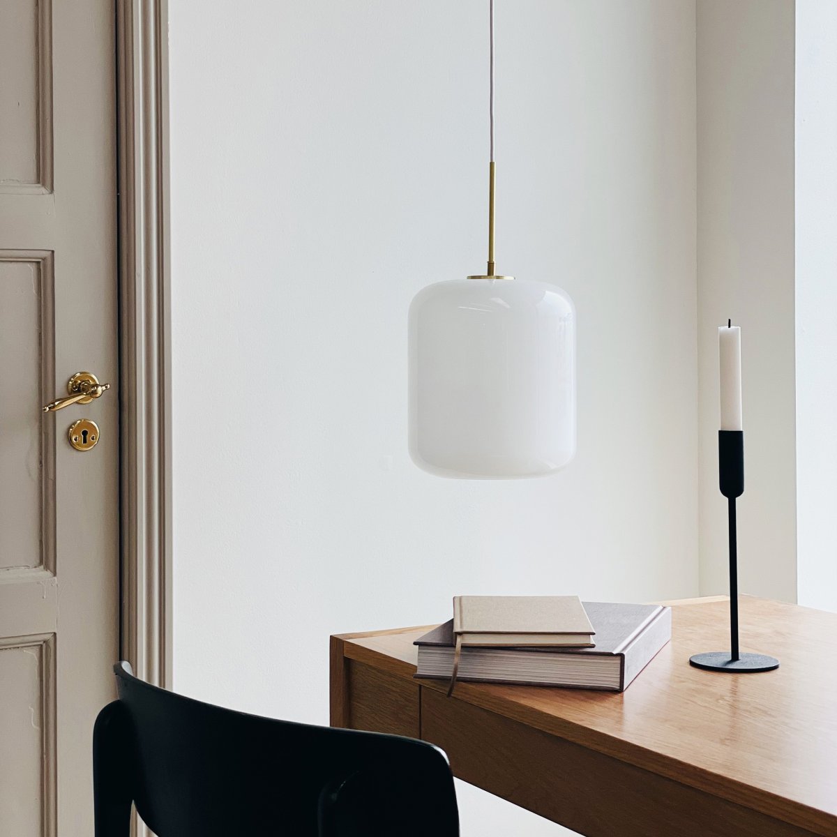 Silvia Ø25 Latón Lámpas de techo De Dyberg Larsen - Silvia es una serie de lámparas de techo realizadas en cristal opal soplado con superficie brillante, marco de latón y cable textil blanco.