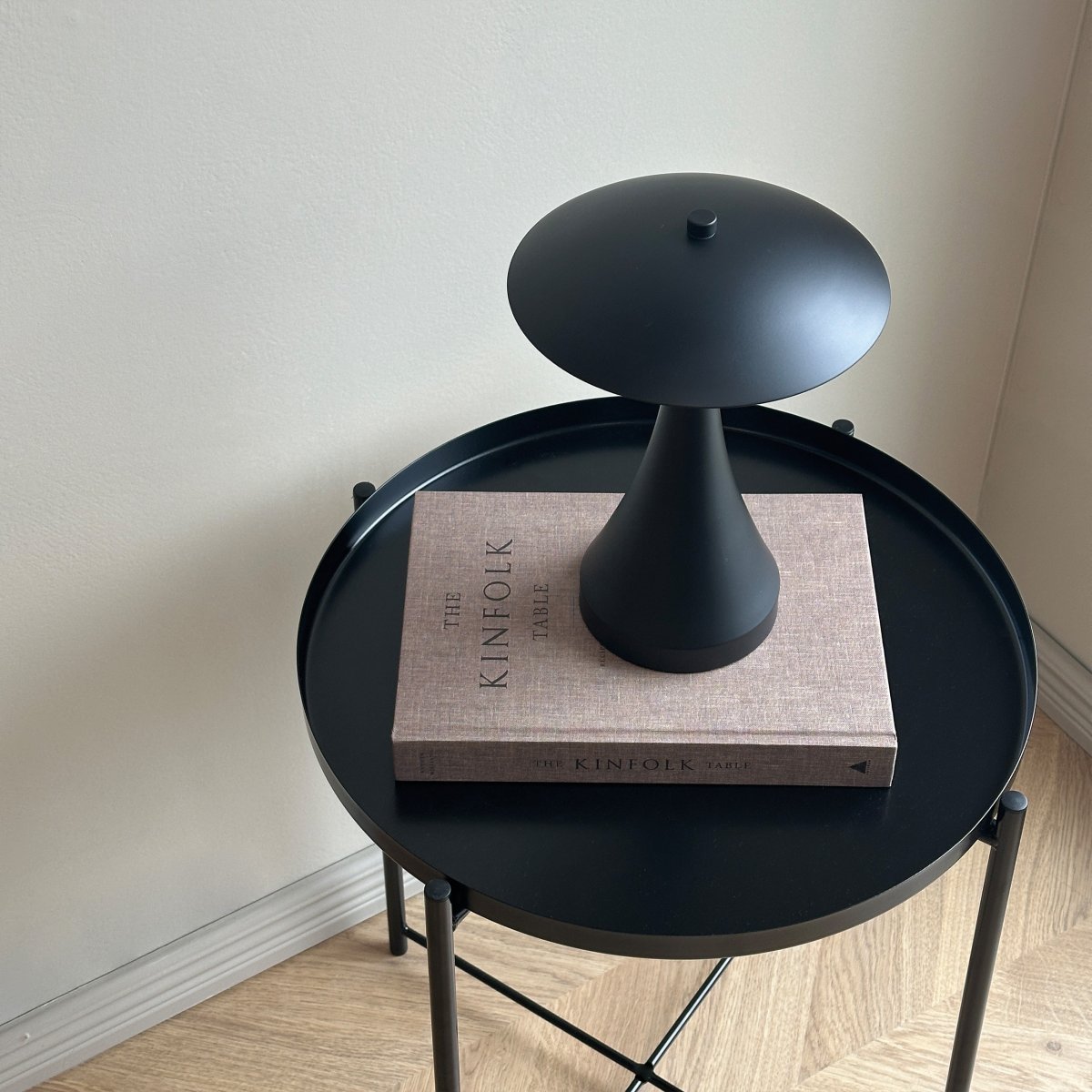 Vienna 28cm Negro portátil De Dyberg Larsen - La l&aacute;mpara LED Vienna impresiona por su luz suave y agradable, que se puede ajustar en tres niveles de brillo y crea as&iacute; la atm&oacute;sfera adecuada.