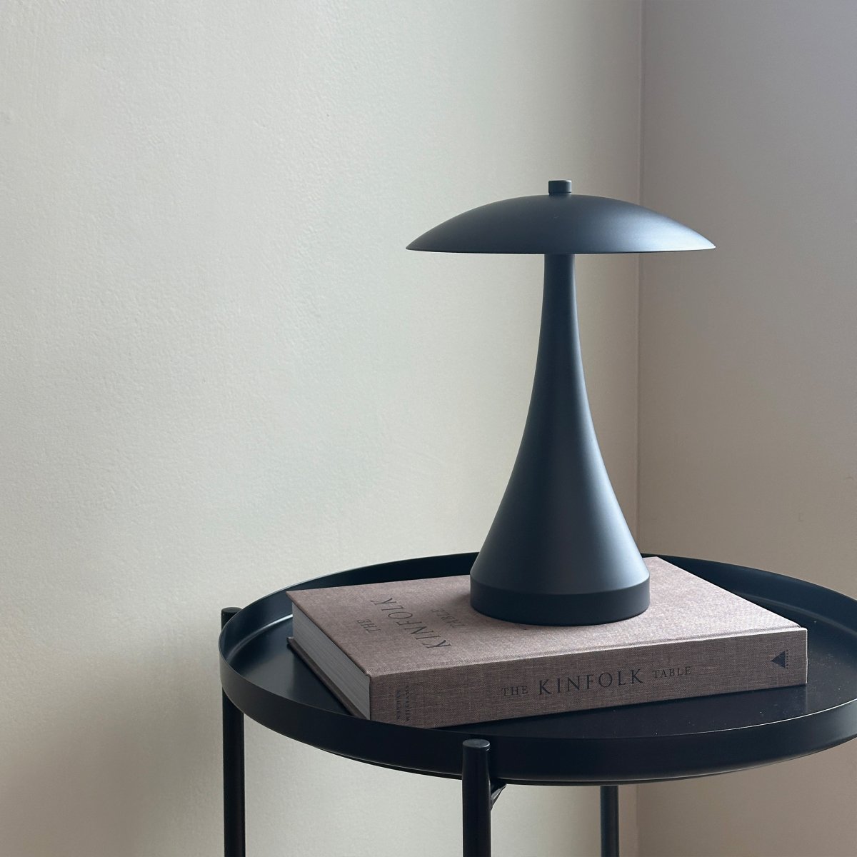 Vienna 28cm Negro portátil De Dyberg Larsen - La l&aacute;mpara LED Vienna impresiona por su luz suave y agradable, que se puede ajustar en tres niveles de brillo y crea as&iacute; la atm&oacute;sfera adecuada.