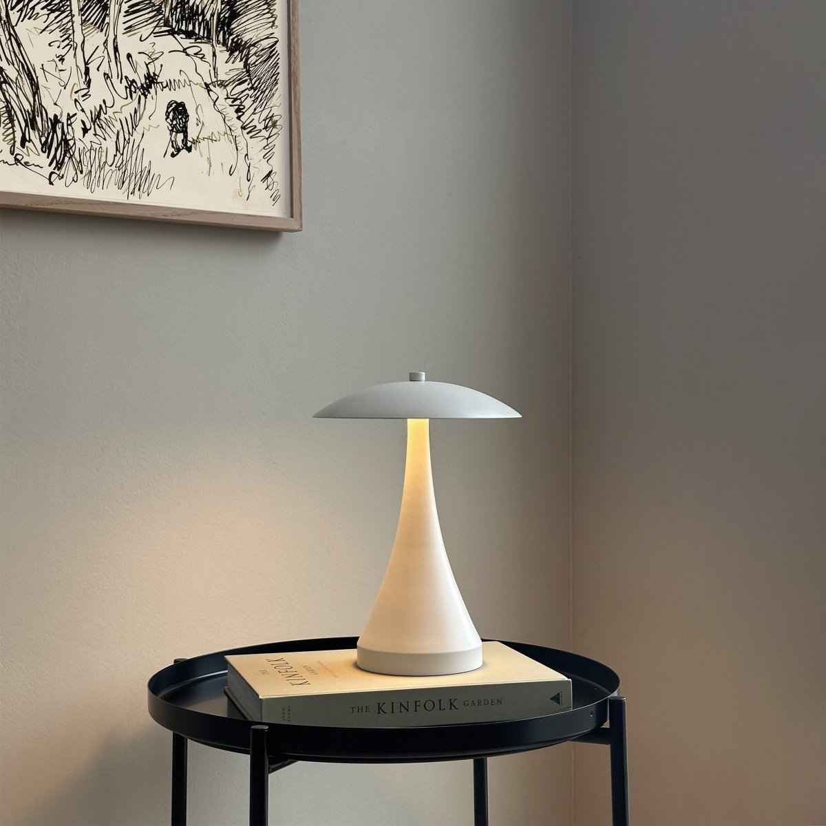 Vienna 28cm Blanco portátil De Dyberg Larsen - La lámpara LED Vienna impresiona por su luz suave y agradable, que se puede ajustar en tres niveles de brillo y crea así la atmósfera adecuada.
