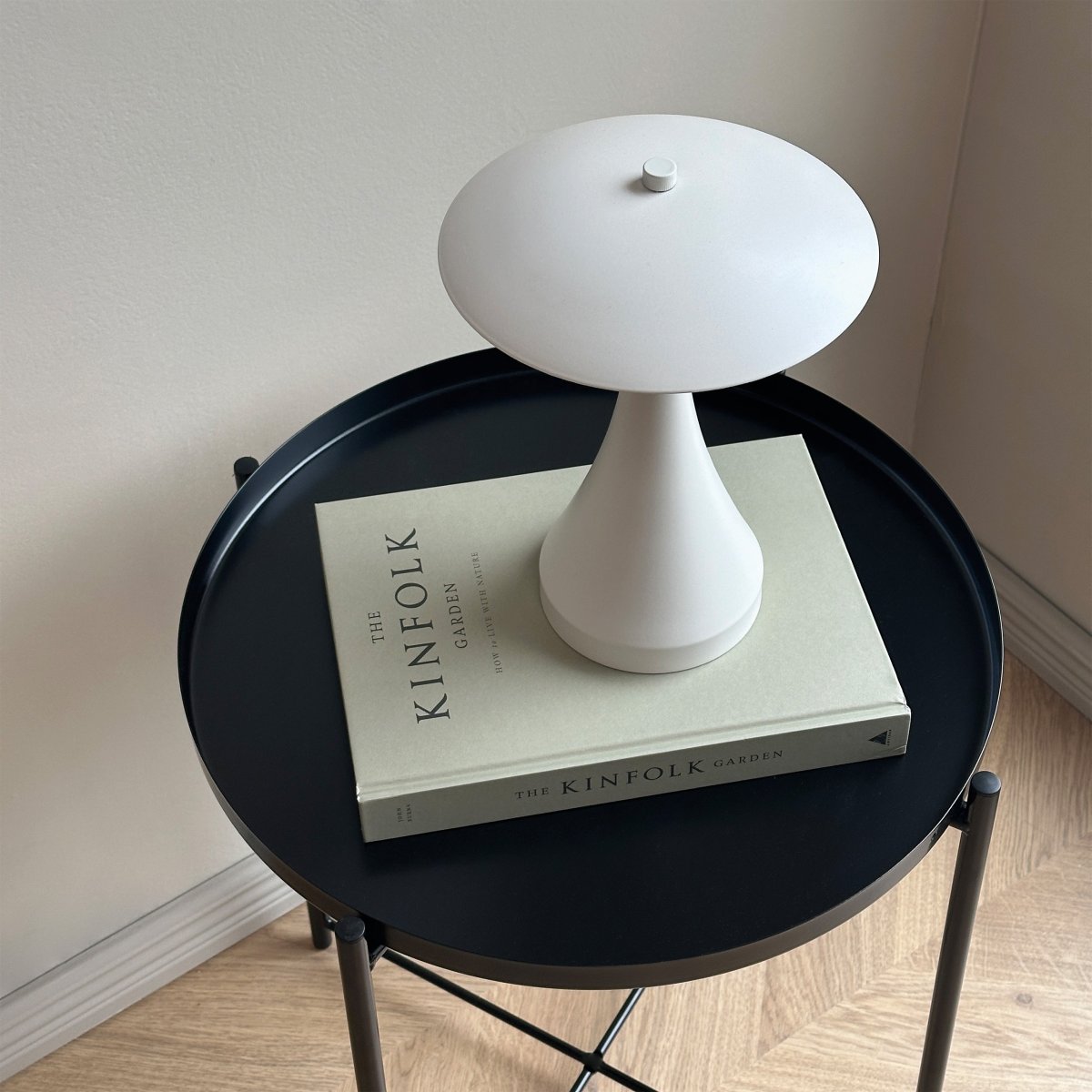 Vienna 28cm Blanco portátil De Dyberg Larsen - La lámpara LED Vienna impresiona por su luz suave y agradable, que se puede ajustar en tres niveles de brillo y crea así la atmósfera adecuada.