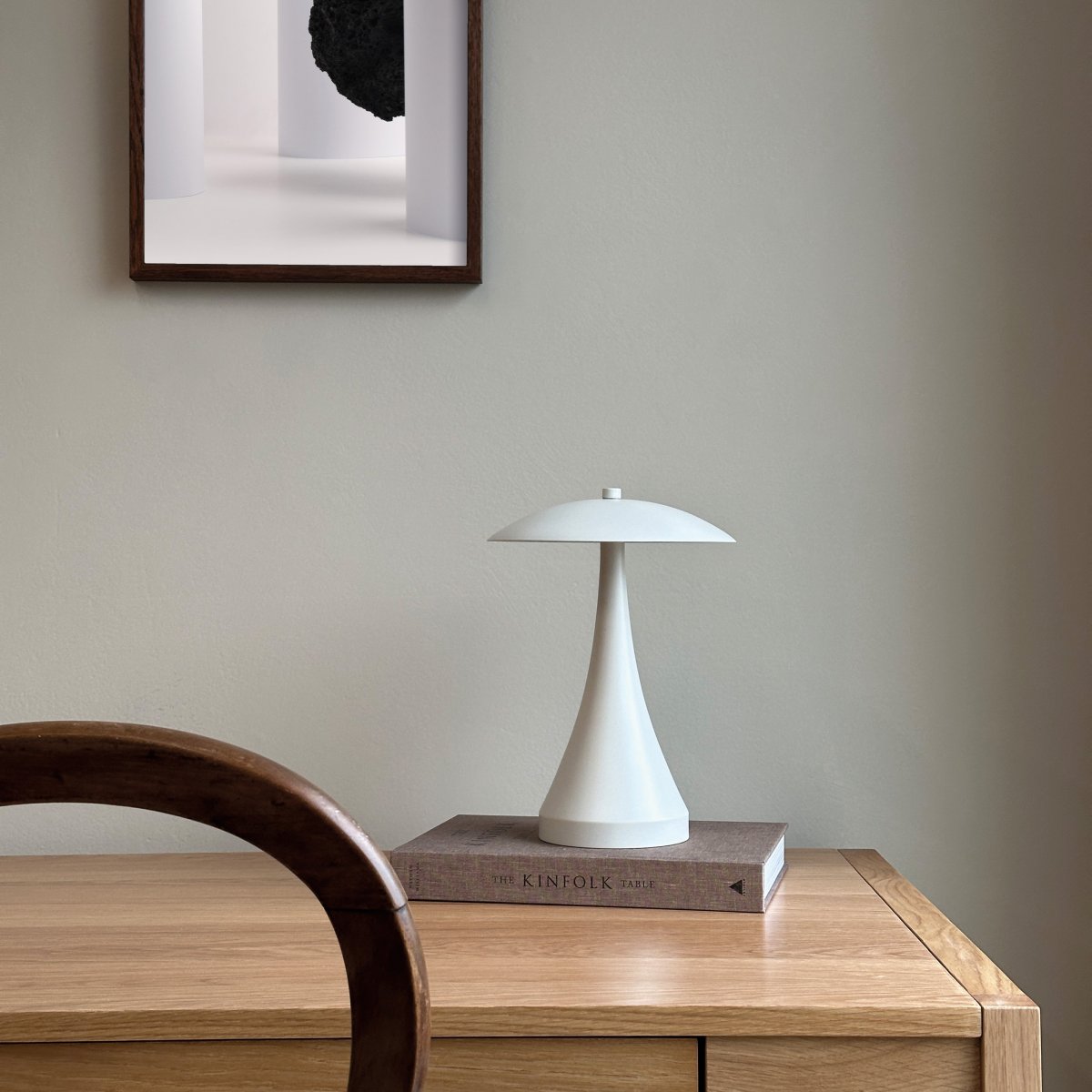 Vienna 28cm Blanco crema portátil De Dyberg Larsen - La lámpara LED Vienna impresiona por su luz suave y agradable, que se puede ajustar en tres niveles de brillo y crea así la atmósfera adecuada.