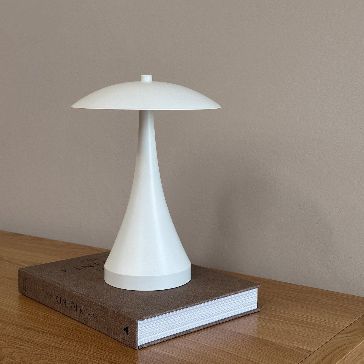Vienna 28cm Blanco crema portátil De Dyberg Larsen - La lámpara LED Vienna impresiona por su luz suave y agradable, que se puede ajustar en tres niveles de brillo y crea así la atmósfera adecuada.