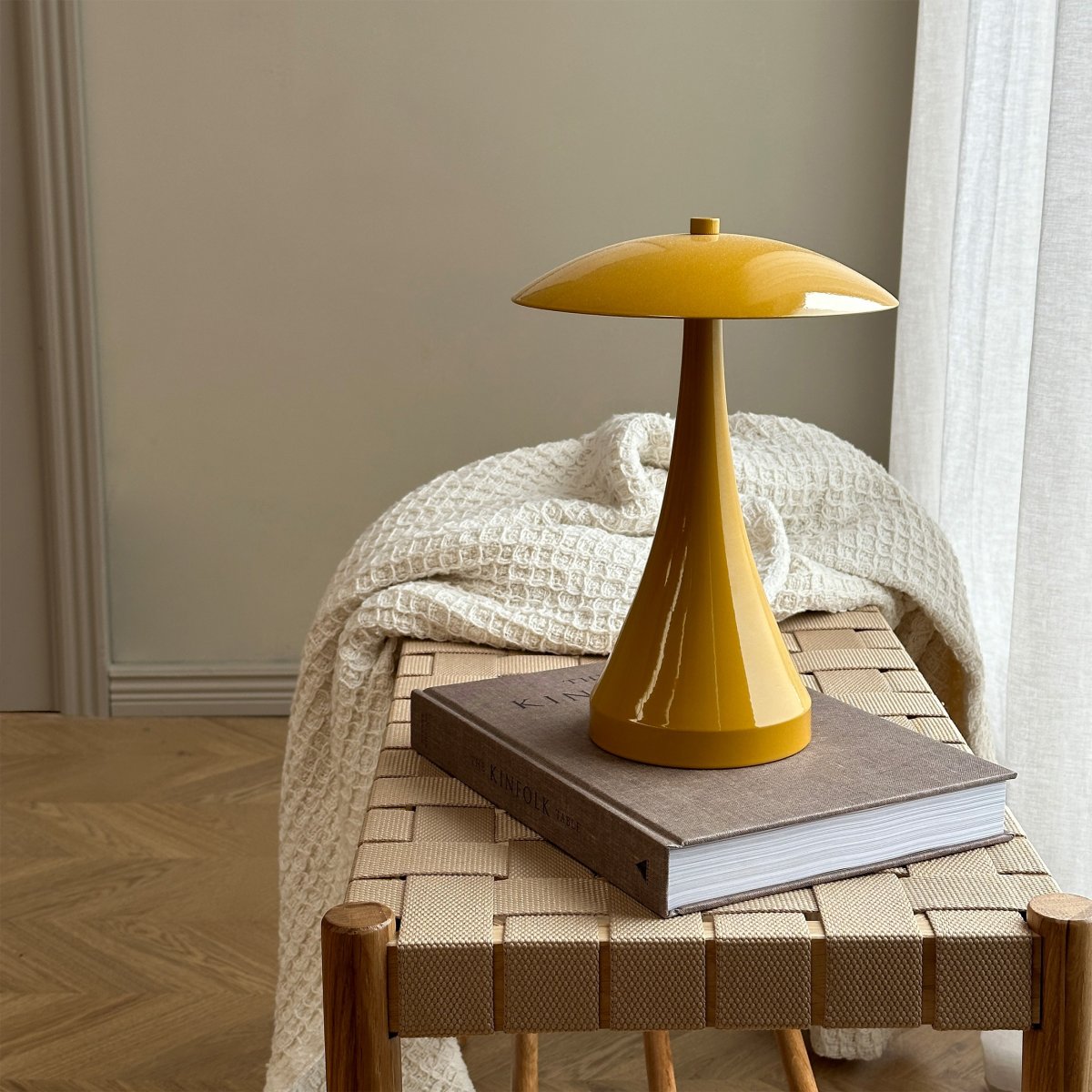 Vienna 28cm Curry portátil De Dyberg Larsen - La lámpara LED Vienna impresiona por su luz suave y agradable, que se puede ajustar en tres niveles de brillo y crea así la atmósfera adecuada.