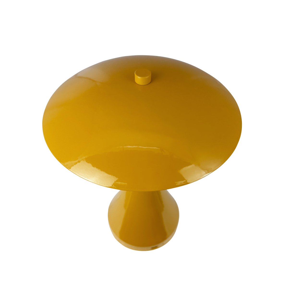 Vienna 28cm Curry portátil De Dyberg Larsen - La lámpara LED Vienna impresiona por su luz suave y agradable, que se puede ajustar en tres niveles de brillo y crea así la atmósfera adecuada.