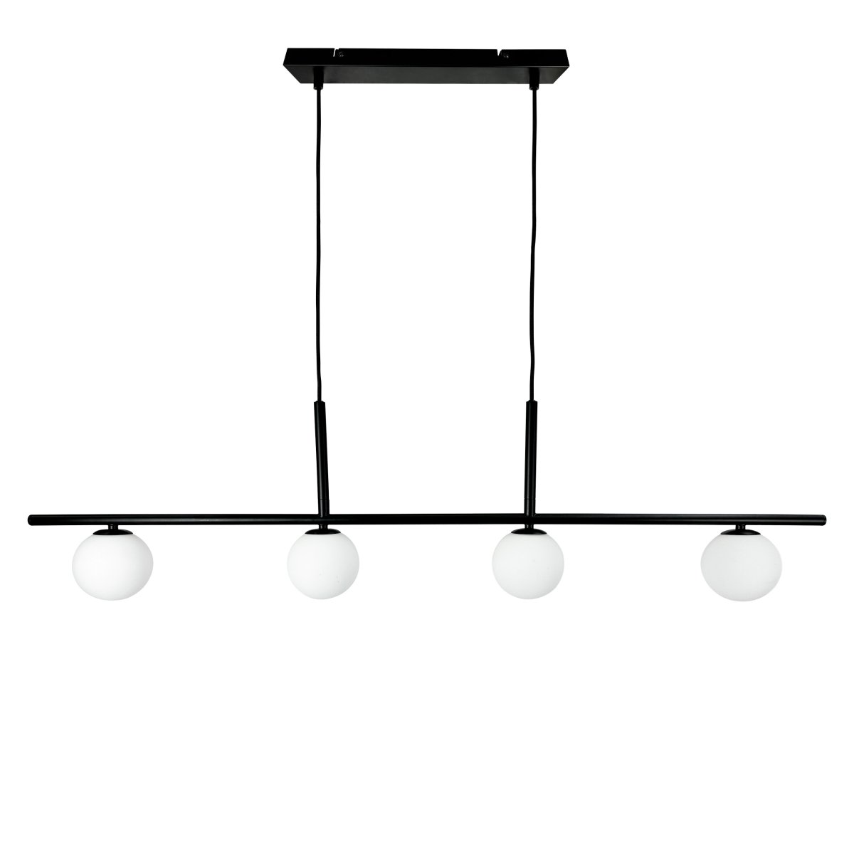Alice 110cm Negro Lámpas de techo De Dyberg Larsen - La lámpara tiene cuatro fuentes de luz, cada una encerrada en una cúpula de cristal opalino, difundiendo así una luz suave y agradable en todas las direcciones.
