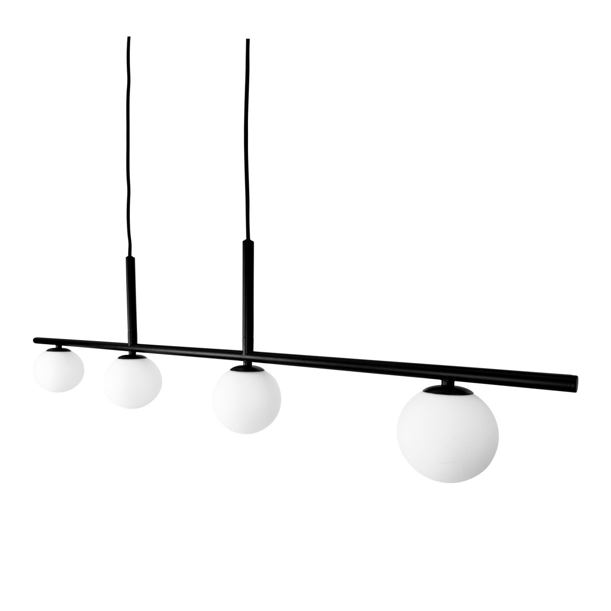 Alice 110cm Negro Lámpas de techo De Dyberg Larsen - La lámpara tiene cuatro fuentes de luz, cada una encerrada en una cúpula de cristal opalino, difundiendo así una luz suave y agradable en todas las direcciones.