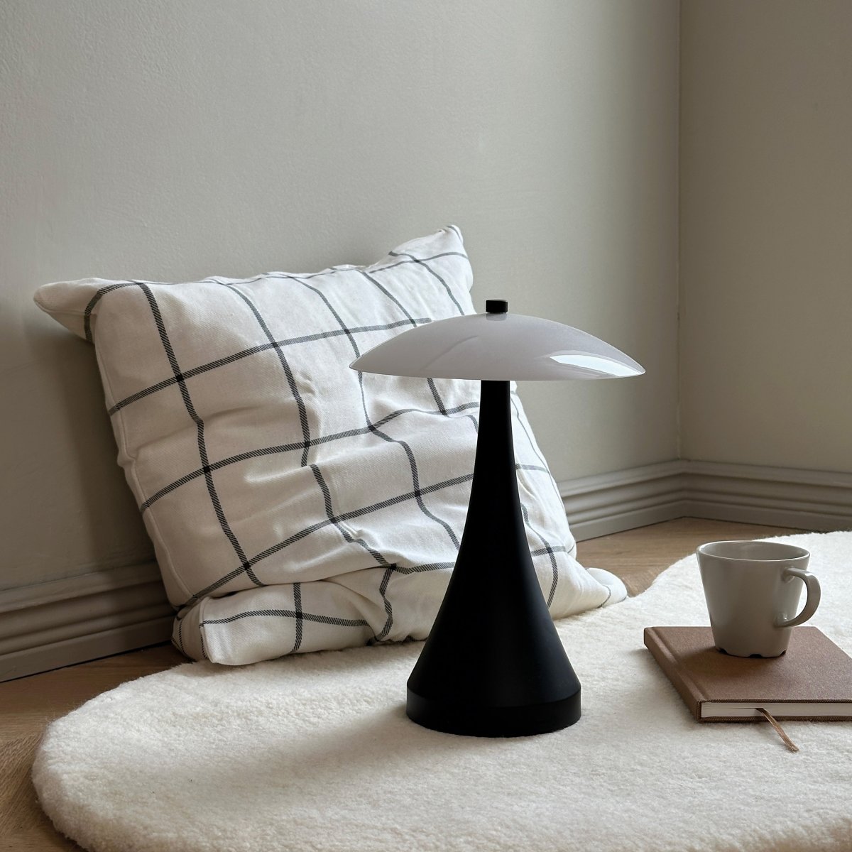 Vienna 28cm Negro portátil De Dyberg Larsen - La lámpara LED Vienna impresiona por su luz suave y agradable, que se puede ajustar en tres niveles de brillo y crea así la atmósfera adecuada.