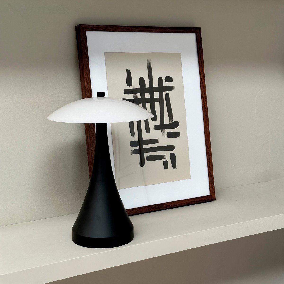 Vienna 28cm Negro portátil De Dyberg Larsen - La lámpara LED Vienna impresiona por su luz suave y agradable, que se puede ajustar en tres niveles de brillo y crea así la atmósfera adecuada.