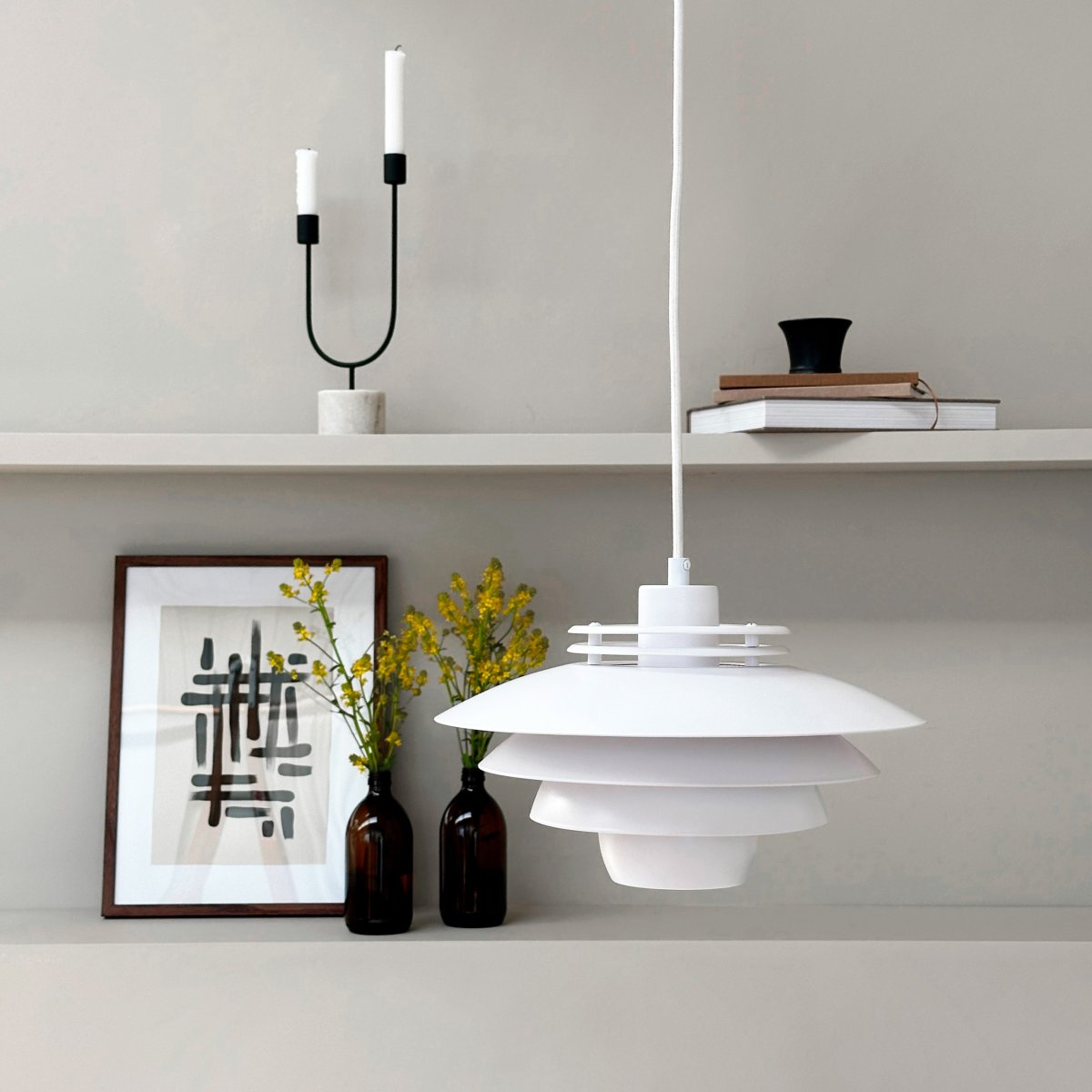 Ejka Ø30 Blanco Lámpas de techo De Dyberg Larsen - La l&aacute;mpara colgante Ejka Mini no es solo una soluci&oacute;n de iluminaci&oacute;n, sino tambi&eacute;n una elegante declaraci&oacute;n de dise&ntilde;o que realza su hogar.