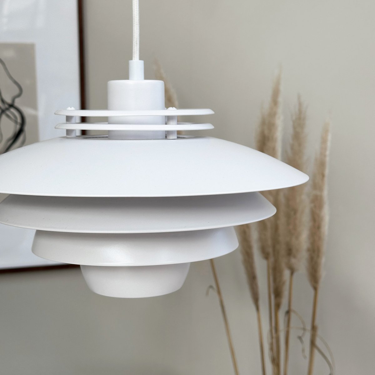 Ejka Ø30 Blanco Lámpas de techo De Dyberg Larsen - La l&aacute;mpara colgante Ejka Mini no es solo una soluci&oacute;n de iluminaci&oacute;n, sino tambi&eacute;n una elegante declaraci&oacute;n de dise&ntilde;o que realza su hogar.
