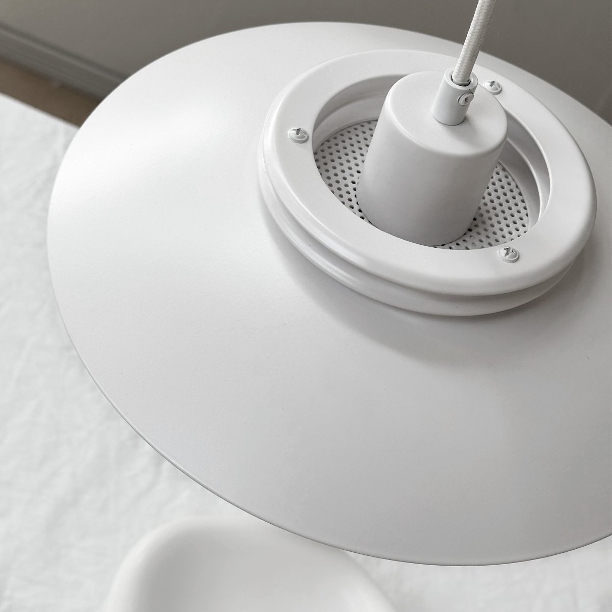 Ejka Ø30 Blanco Lámpas de techo De Dyberg Larsen - La l&aacute;mpara colgante Ejka Mini no es solo una soluci&oacute;n de iluminaci&oacute;n, sino tambi&eacute;n una elegante declaraci&oacute;n de dise&ntilde;o que realza su hogar.