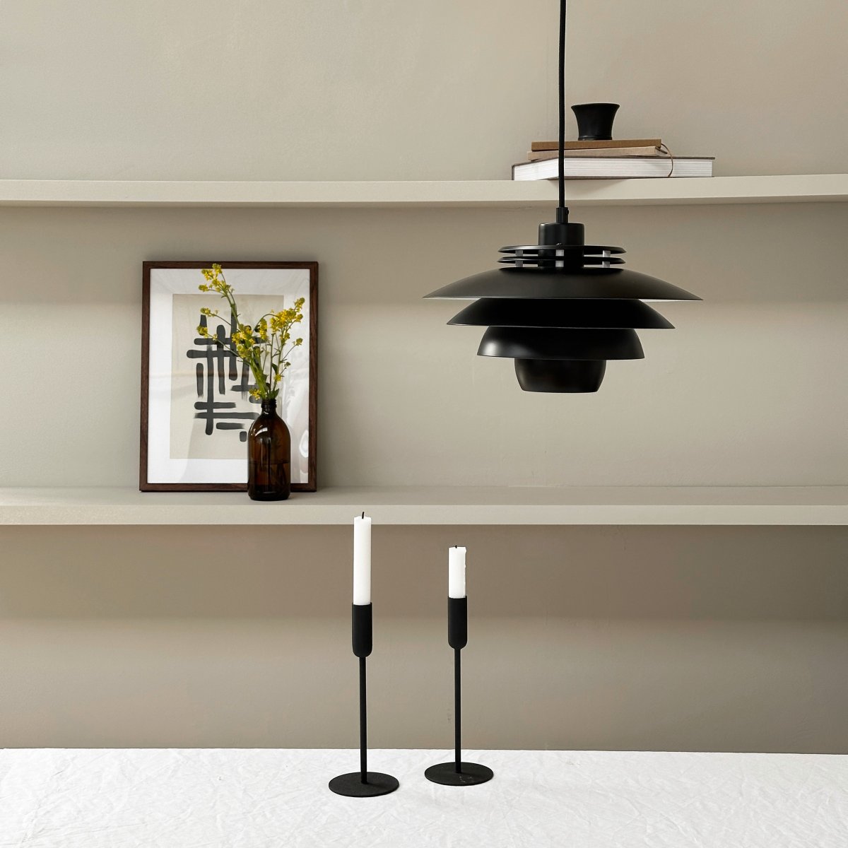 Ejka Ø30 Negro Lámpas de techo De Dyberg Larsen - La lámpara colgante Ejka Mini no es solo una solución de iluminación, sino también una elegante declaración de diseño que realza su hogar.