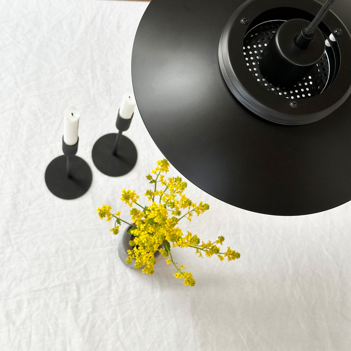Ejka Ø30 Negro Lámpas de techo De Dyberg Larsen - La lámpara colgante Ejka Mini no es solo una solución de iluminación, sino también una elegante declaración de diseño que realza su hogar.