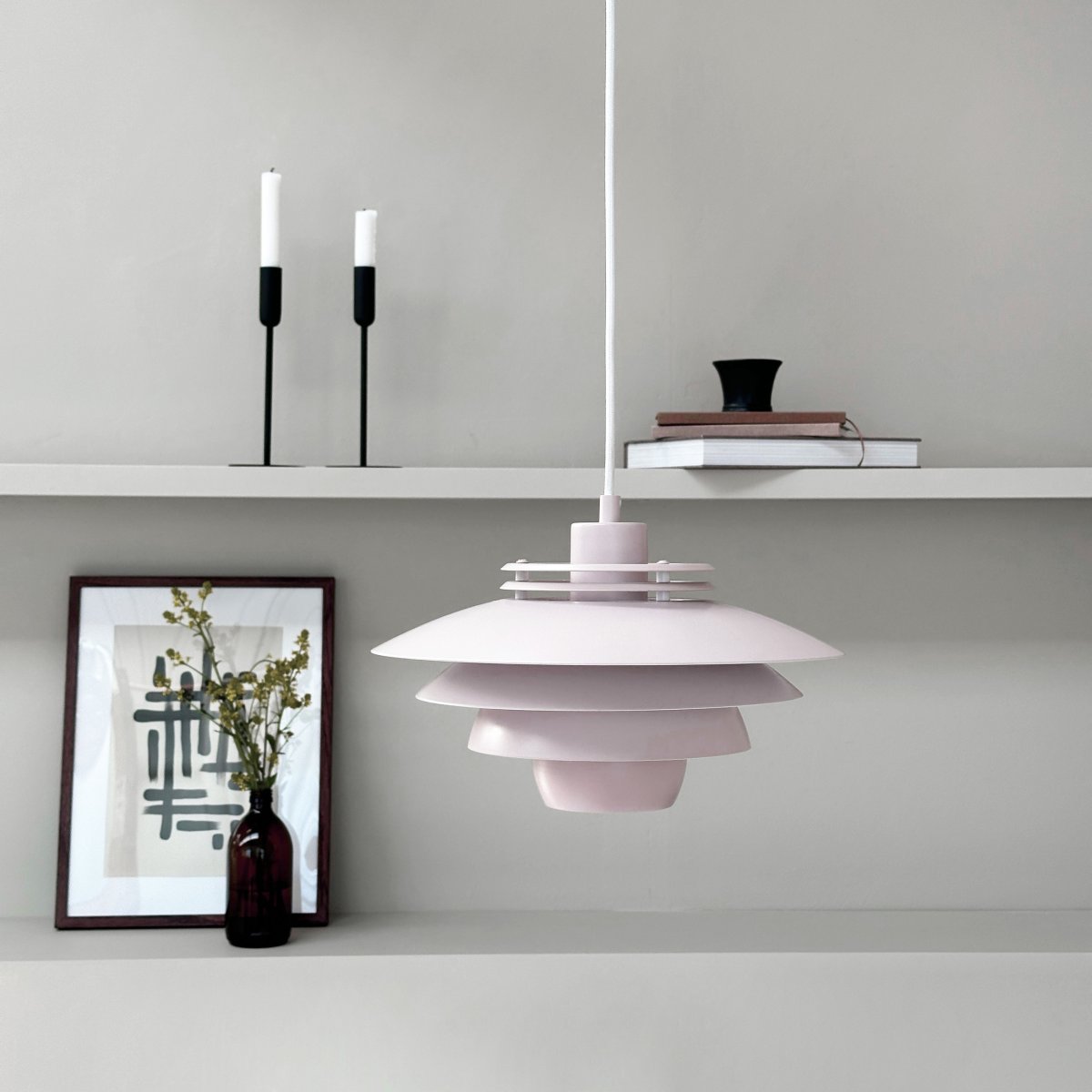 Ejka Ø30 Rosa Lámpas de techo De Dyberg Larsen - La lámpara colgante Ejka Mini no es solo una solución de iluminación, sino también una elegante declaración de diseño que realza su hogar.