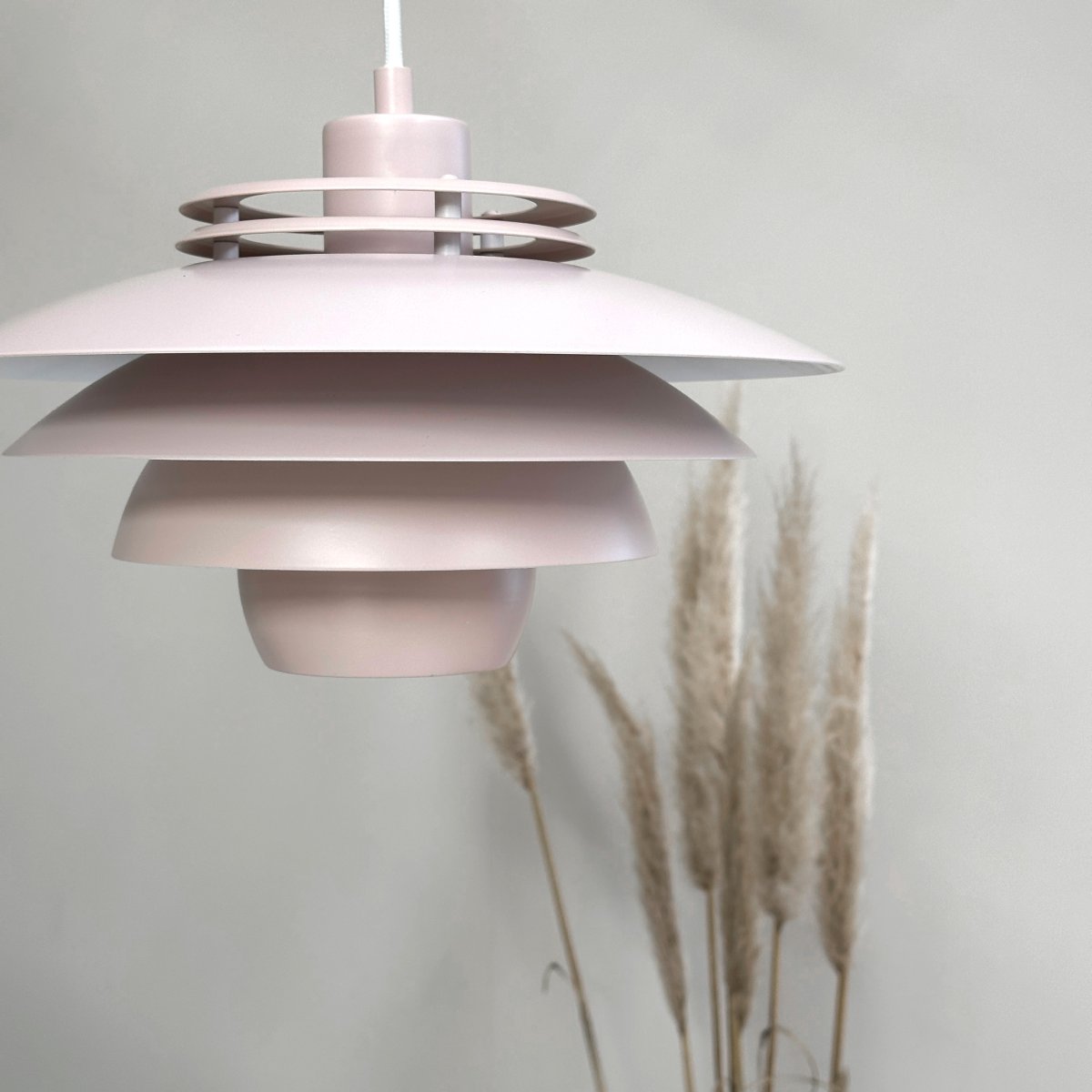 Ejka Ø30 Rosa Lámpas de techo De Dyberg Larsen - La lámpara colgante Ejka Mini no es solo una solución de iluminación, sino también una elegante declaración de diseño que realza su hogar.