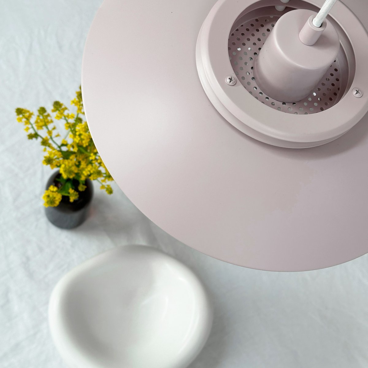 Ejka Ø30 Rosa Lámpas de techo De Dyberg Larsen - La lámpara colgante Ejka Mini no es solo una solución de iluminación, sino también una elegante declaración de diseño que realza su hogar.