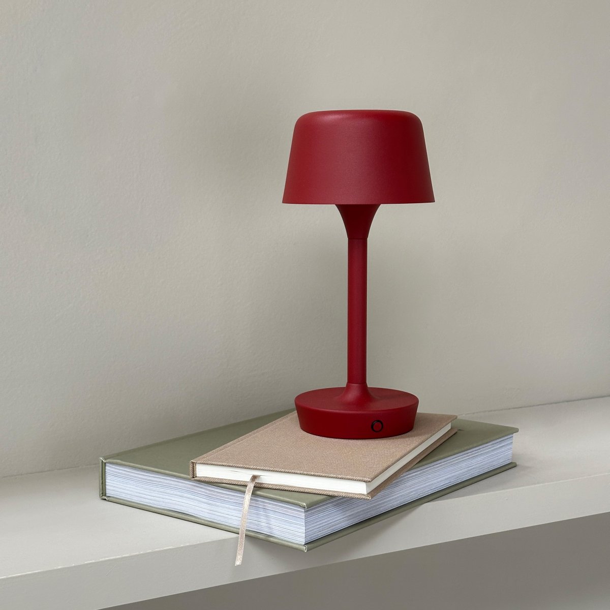 Flow 25cm Rojo oscuro portátil De Dyberg Larsen - La carga se realiza mediante un cable USB-C (adaptador no incluido) y debe protegerse de la humedad cuando no esté en uso.