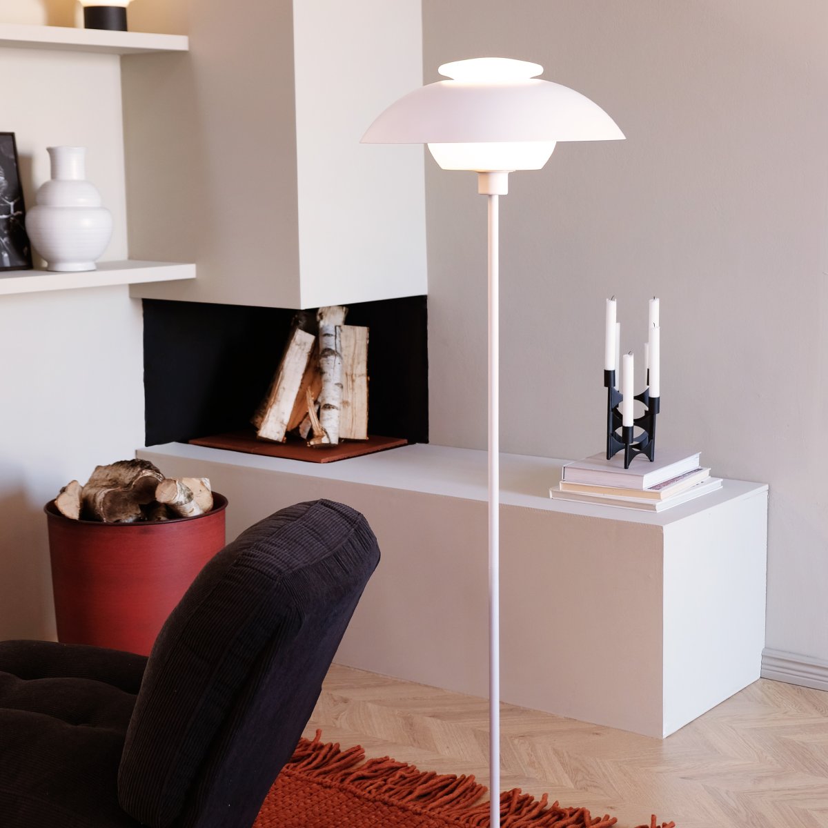 Opus Blanco mate lámpara de pie De Dyberg Larsen - La varilla de metal blanco y la base plana, junto con el sutil cable textil blanco, aportan estabilidad y un toque de sofisticaci&oacute;n.