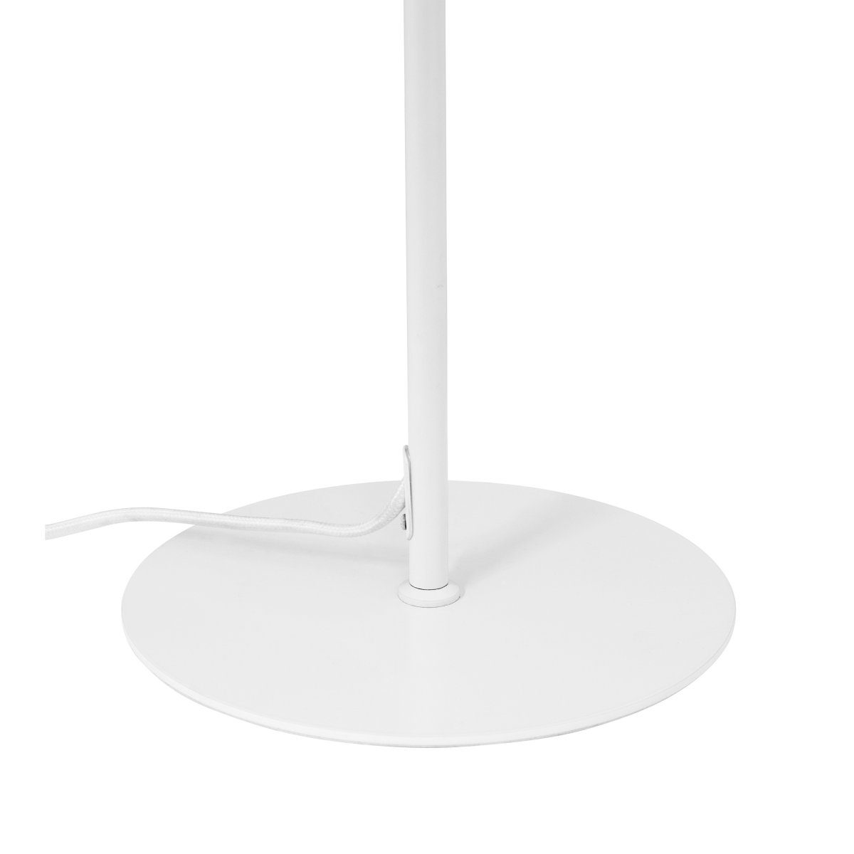 Opus 48cm Blanco mate lámpara de mesa De Dyberg Larsen - La varilla de metal blanco y la base plana, junto con el sutil cable textil blanco, aportan estabilidad y un toque de sofisticación.