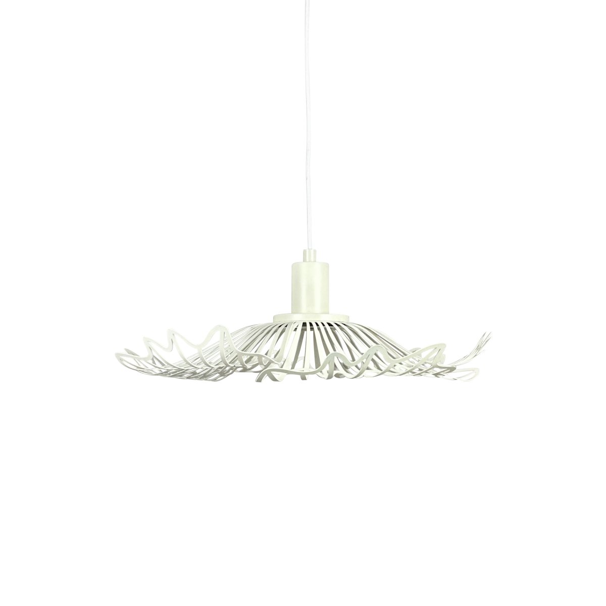 Flora Ø40 Blanco perla Lámpas de techo De Dyberg Larsen - Finns i tv&aring; eleganta varianter: matt svart, med en industriell fransk k&auml;nsla, och p&auml;rlvitt, som kombinerar romantisk bohemstil med en minimalistisk touch.