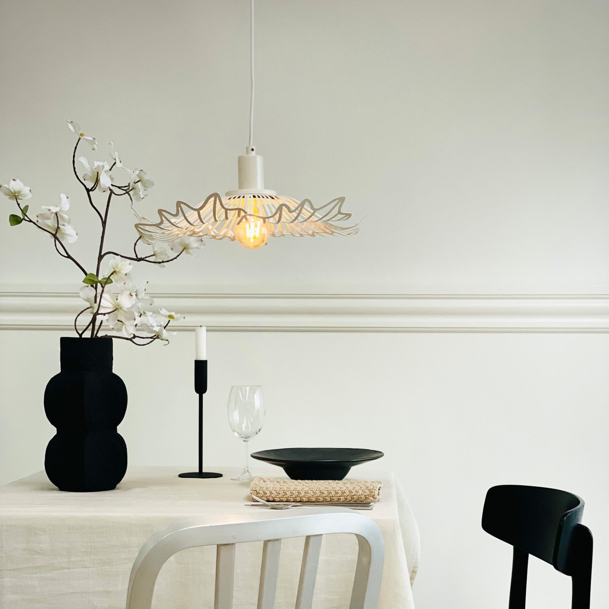Flora Ø40 Blanco perla Lámpas de techo De Dyberg Larsen - Finns i tv&aring; eleganta varianter: matt svart, med en industriell fransk k&auml;nsla, och p&auml;rlvitt, som kombinerar romantisk bohemstil med en minimalistisk touch.