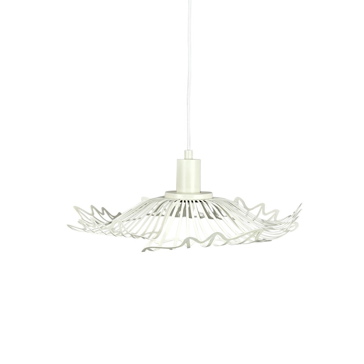Flora Ø40 Blanco perla Lámpas de techo De Dyberg Larsen - Finns i tv&aring; eleganta varianter: matt svart, med en industriell fransk k&auml;nsla, och p&auml;rlvitt, som kombinerar romantisk bohemstil med en minimalistisk touch.