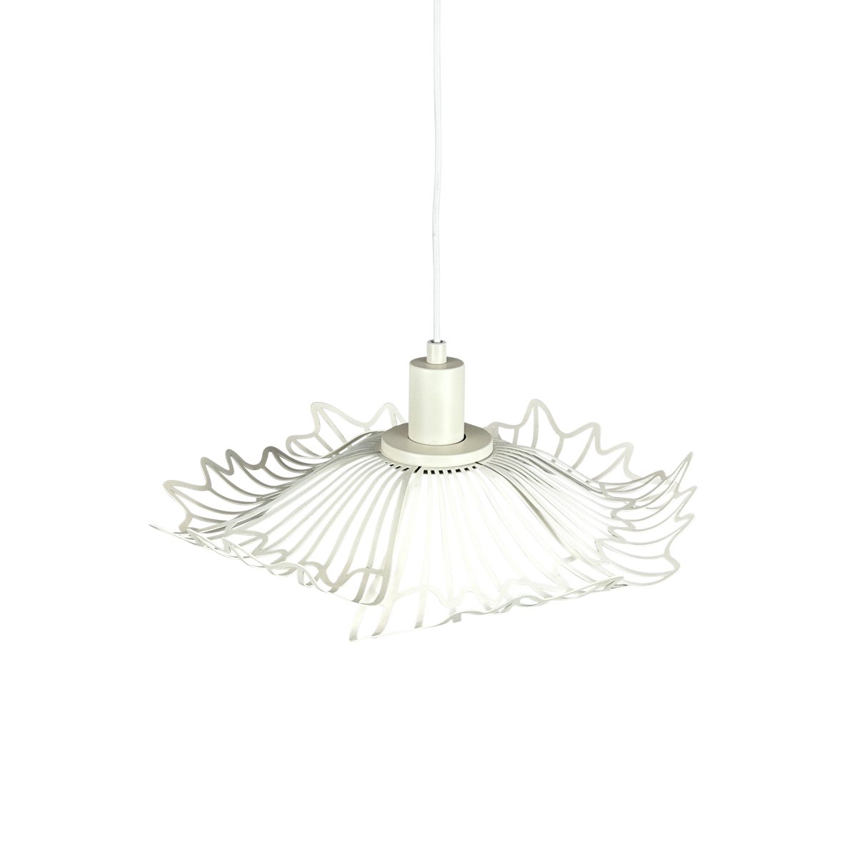 Flora Ø40 Blanco perla Lámpas de techo De Dyberg Larsen - Finns i tv&aring; eleganta varianter: matt svart, med en industriell fransk k&auml;nsla, och p&auml;rlvitt, som kombinerar romantisk bohemstil med en minimalistisk touch.