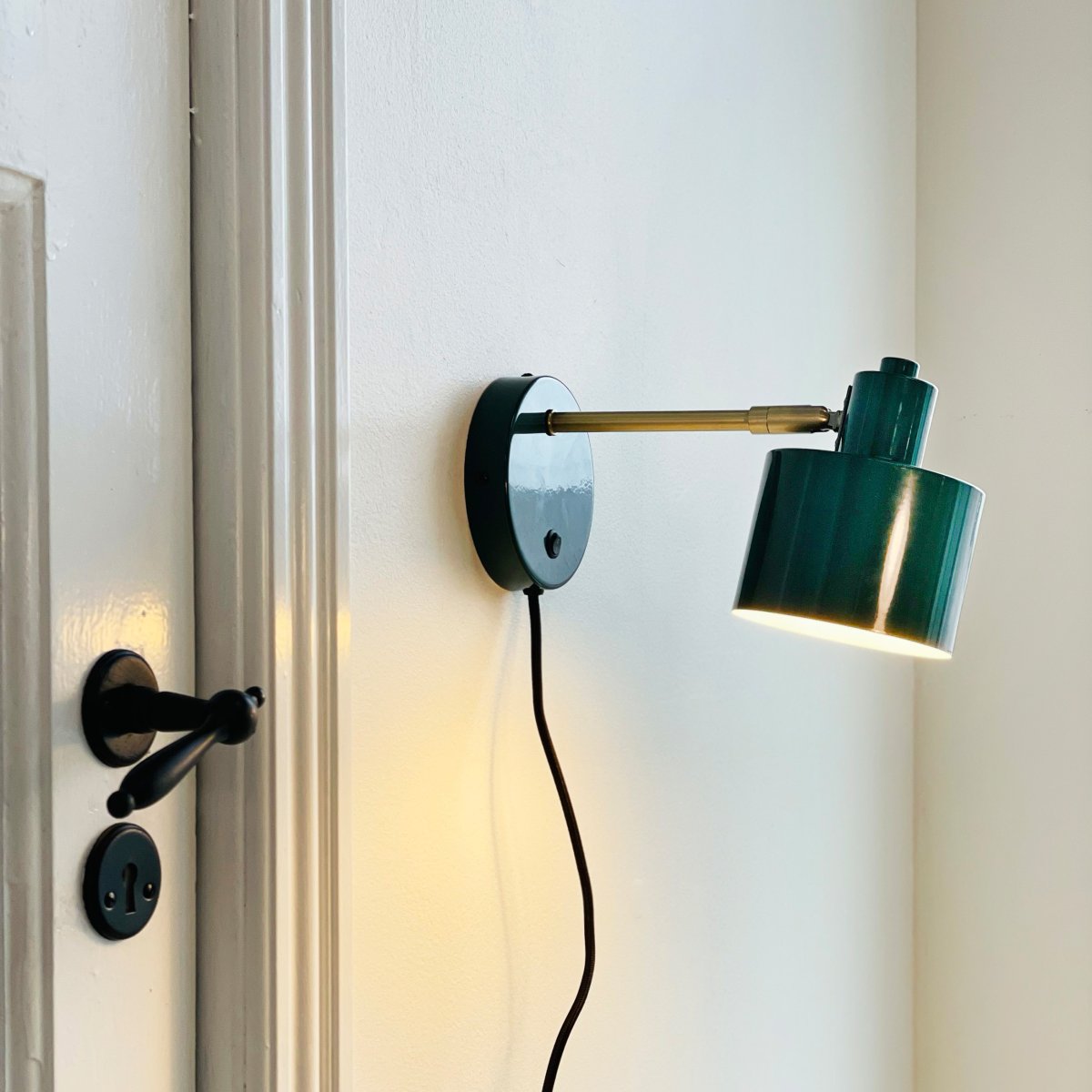 Ocean Verde lámpara de lectura De Dyberg Larsen - Den &auml;r en dekorativ detalj i hemmet och fungerar som en indirekt ljusk&auml;lla i sovrum, vardagsrum och andra rum.