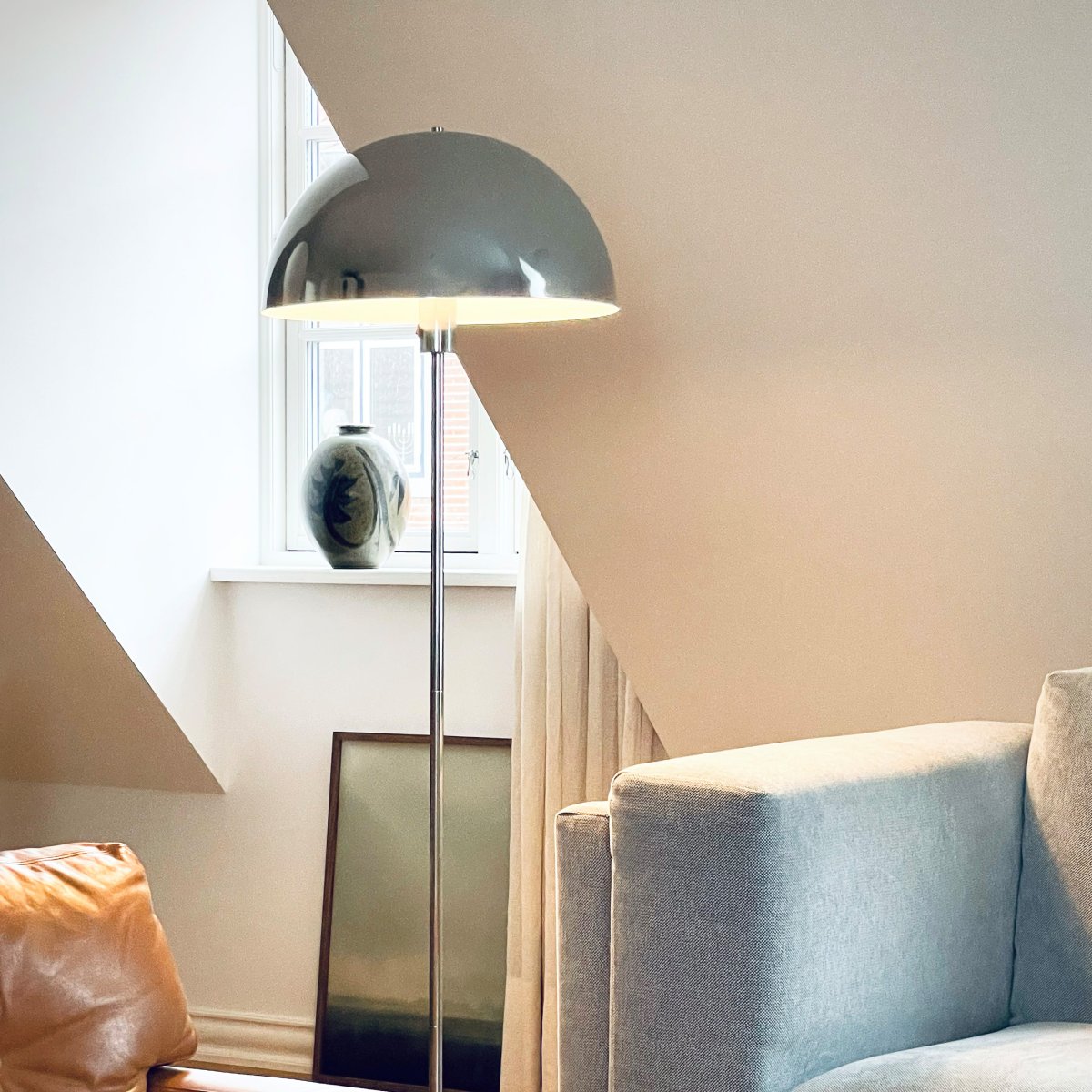 Stockholm Cromo lámpara de pie De Dyberg Larsen - Den solida marmorfoten ger lampan ett exklusivt och tidl&ouml;st uttryck, medan den smala kromramen tillf&ouml;r en l&auml;tt och stilren touch.