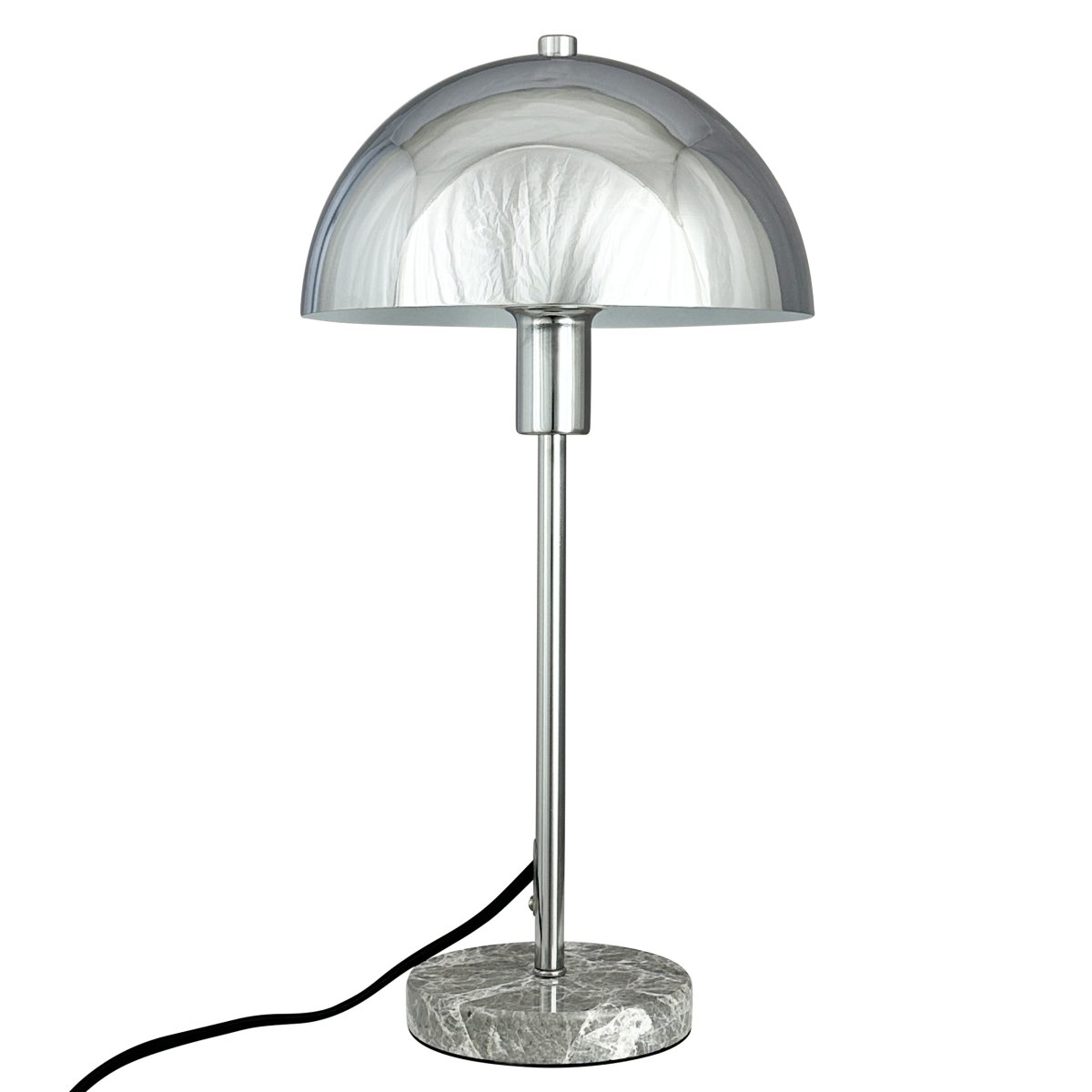 Stockholm 40cm Cromo lámpara de mesa De Dyberg Larsen - Den solida marmorfoten ger lampan ett exklusivt och tidl&ouml;st uttryck, medan den smala kromramen tillf&ouml;r en l&auml;tt och stilren k&auml;nsla.