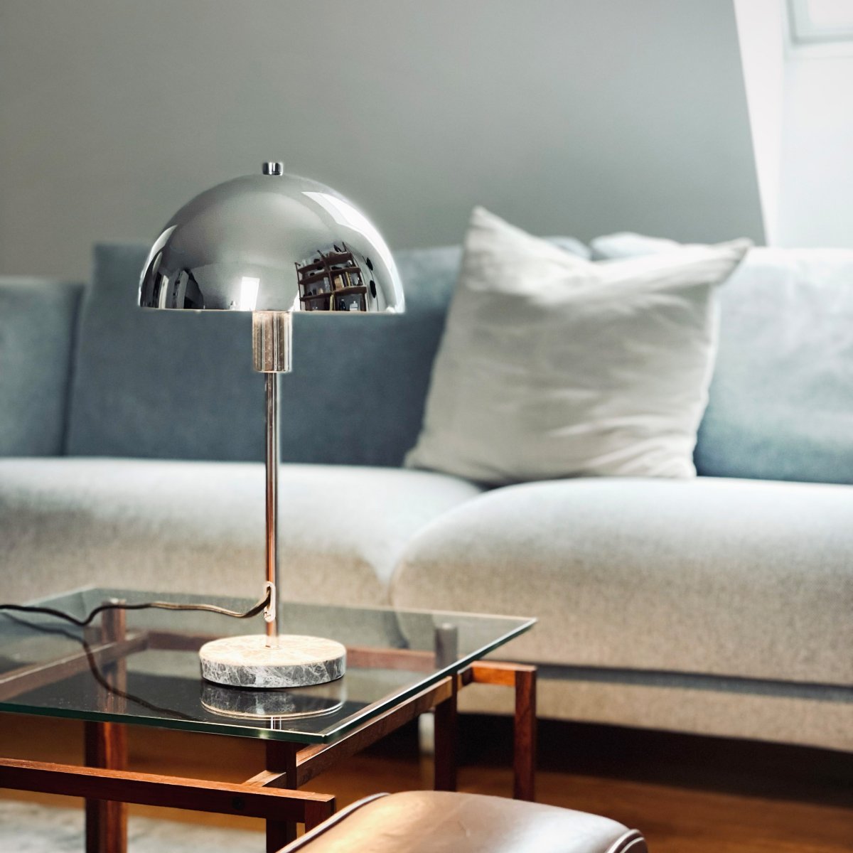 Stockholm 40cm Cromo lámpara de mesa De Dyberg Larsen - Den solida marmorfoten ger lampan ett exklusivt och tidl&ouml;st uttryck, medan den smala kromramen tillf&ouml;r en l&auml;tt och stilren k&auml;nsla.