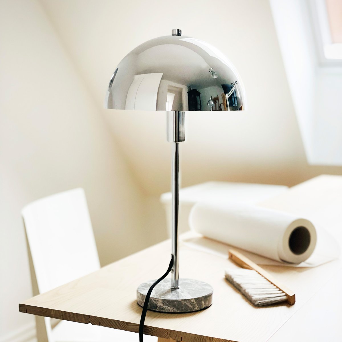 Stockholm 40cm Cromo lámpara de mesa De Dyberg Larsen - Den solida marmorfoten ger lampan ett exklusivt och tidl&ouml;st uttryck, medan den smala kromramen tillf&ouml;r en l&auml;tt och stilren k&auml;nsla.