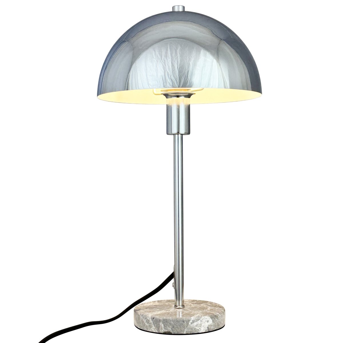Stockholm 40cm Cromo lámpara de mesa De Dyberg Larsen - Den solida marmorfoten ger lampan ett exklusivt och tidl&ouml;st uttryck, medan den smala kromramen tillf&ouml;r en l&auml;tt och stilren k&auml;nsla.