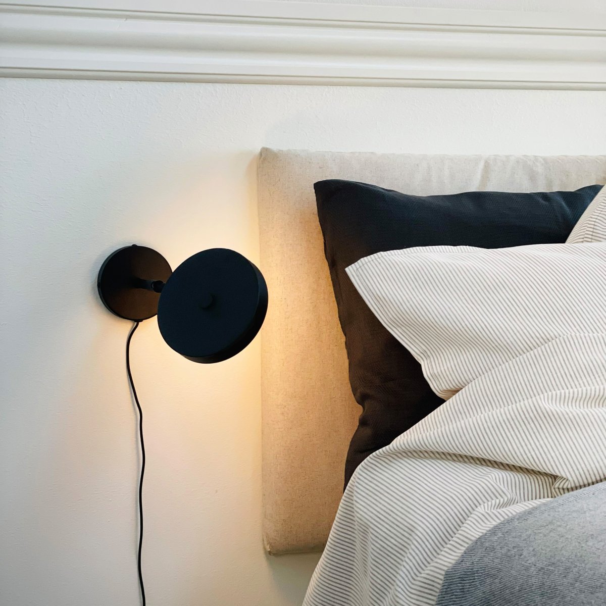 Starlight Negro lámpara de lectura De Dyberg Larsen - En stilren och praktisk v&auml;gglampa &ndash; perfekt vid s&auml;ngen i sovrummet eller som st&auml;mningsbelysning i vardagsrummet eller hallen.