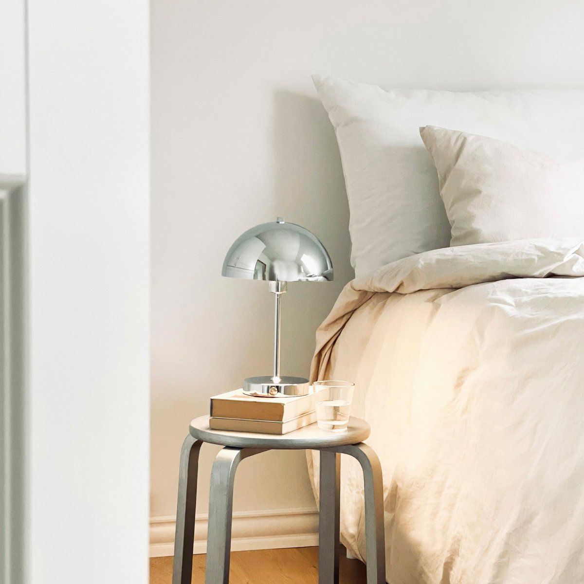 Stockholm 30cm Cromo portátil De Dyberg Larsen - Den har en praktisk str&ouml;mindikator &ndash; gr&ouml;nt ljus vid full laddning och r&ouml;tt vid l&aring;g batteriniv&aring;.