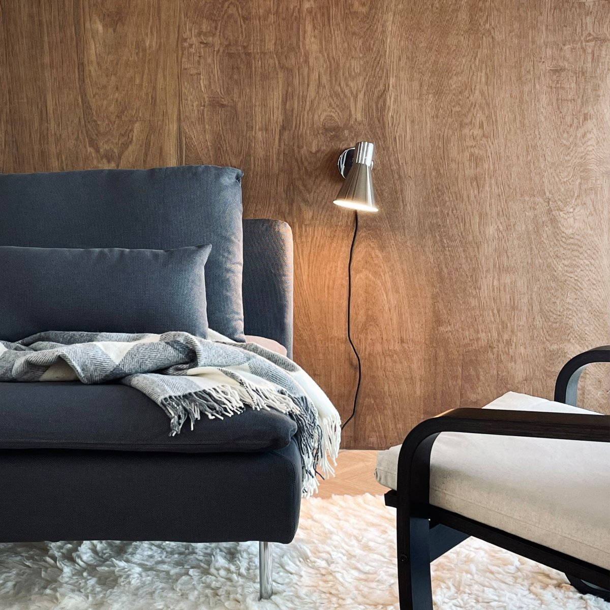 DL12 Cromo lámpara de lectura De Dyberg Larsen - Den blanka kromfinishen ger en exklusiv touch till inredningen och skapar ett rent och sofistikerat utseende.