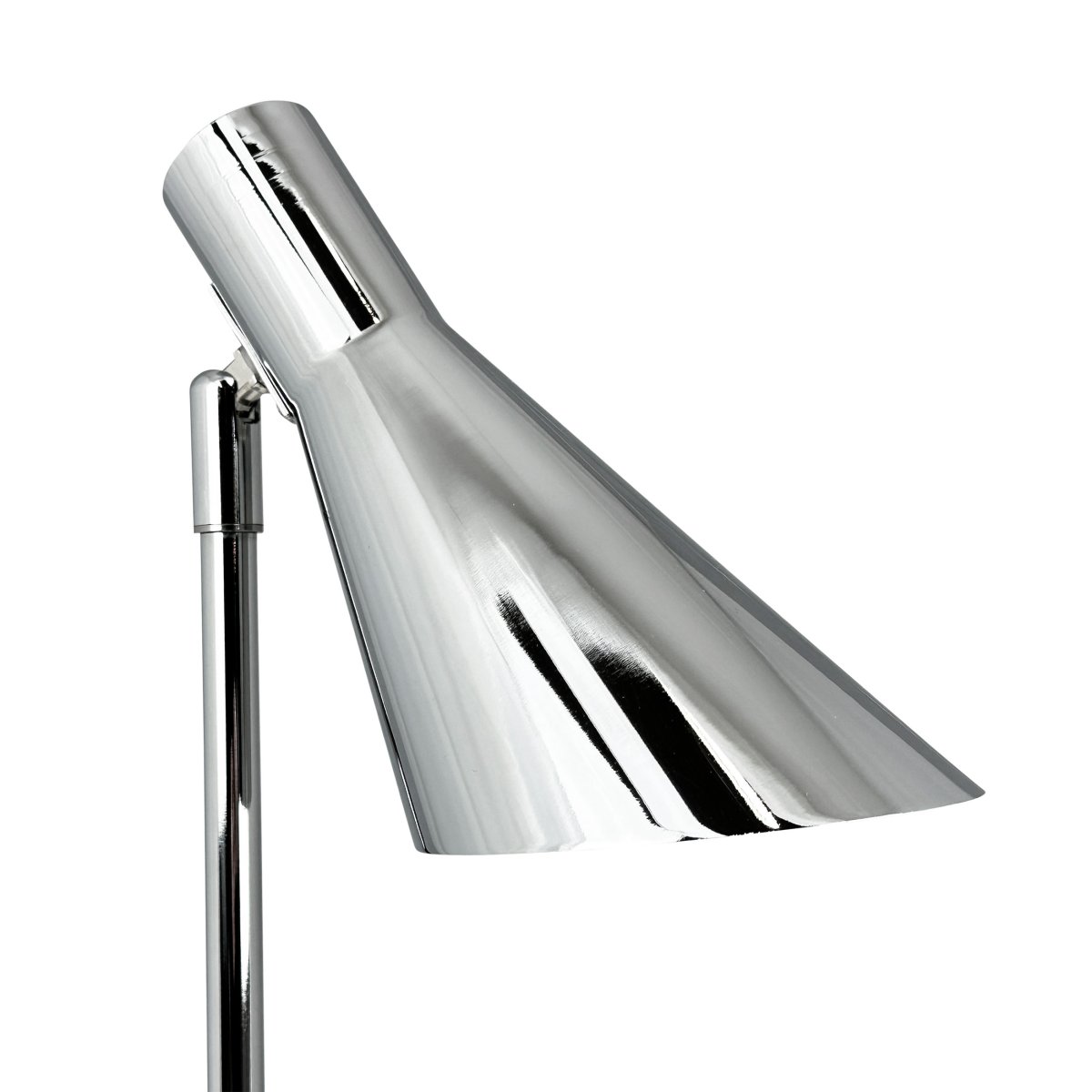 DL12 Mini 37cm Cromo lámpara de escritorio De Dyberg Larsen - Den &auml;r utrustad med en sk&auml;rm som kan b&aring;de roteras och tiltas, vilket g&ouml;r det enkelt att rikta ljuset efter behov.