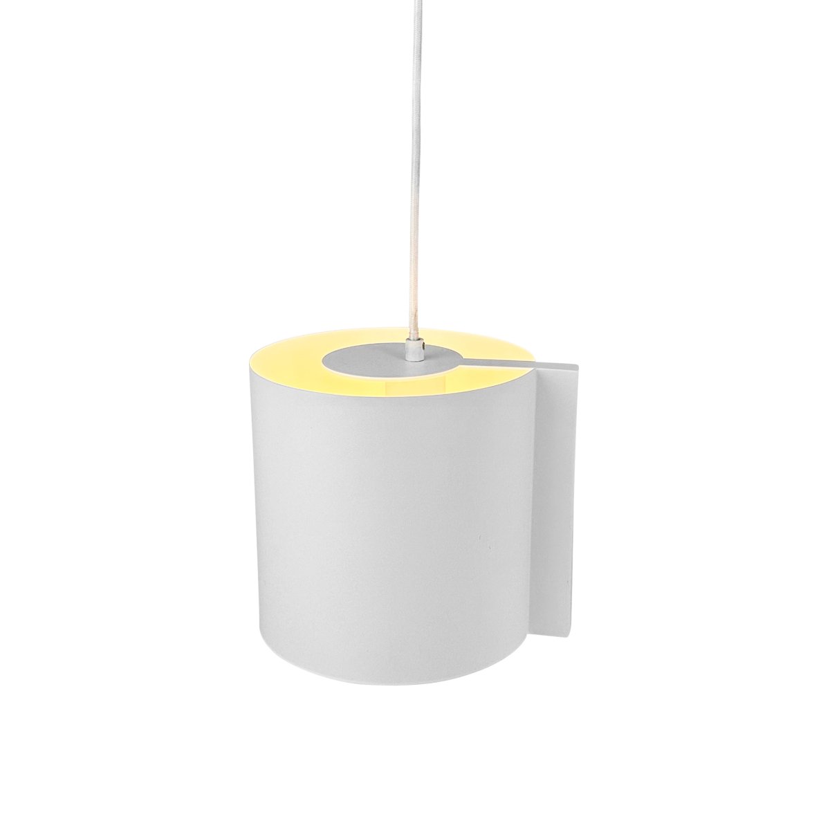 Wum Ø18 Blanco Lámpas de techo De Dyberg Larsen - Tillverkad i metall med en varmvit finish och en 2 meter l&aring;ng vit tygsladd, &auml;r Wum en perfekt balans mellan funktion och design.