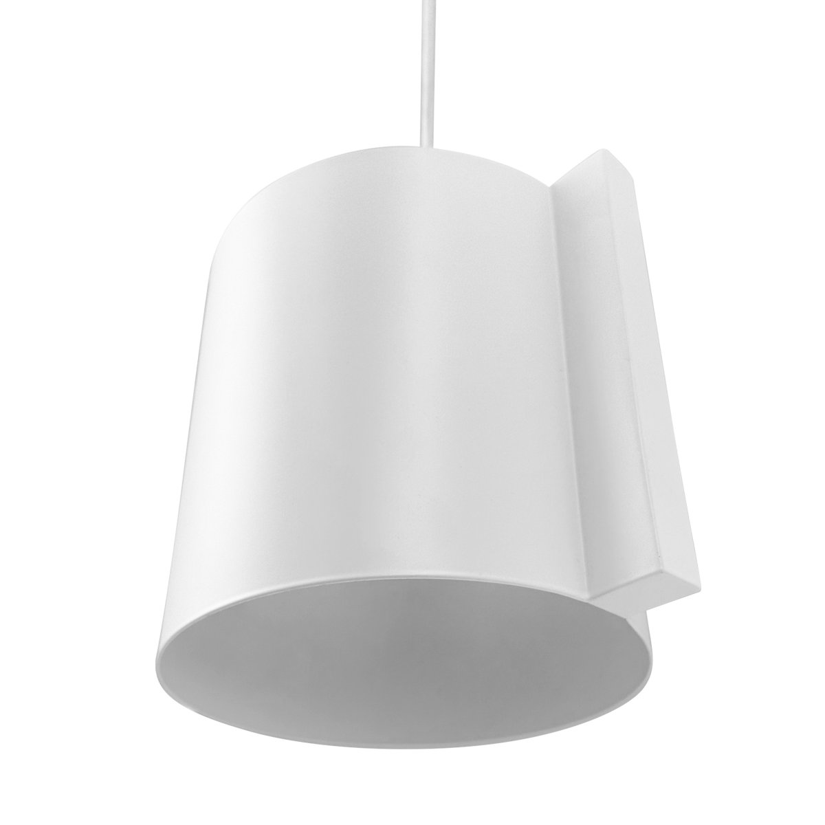 Wum Ø18 Blanco Lámpas de techo De Dyberg Larsen - Tillverkad i metall med en varmvit finish och en 2 meter l&aring;ng vit tygsladd, &auml;r Wum en perfekt balans mellan funktion och design.