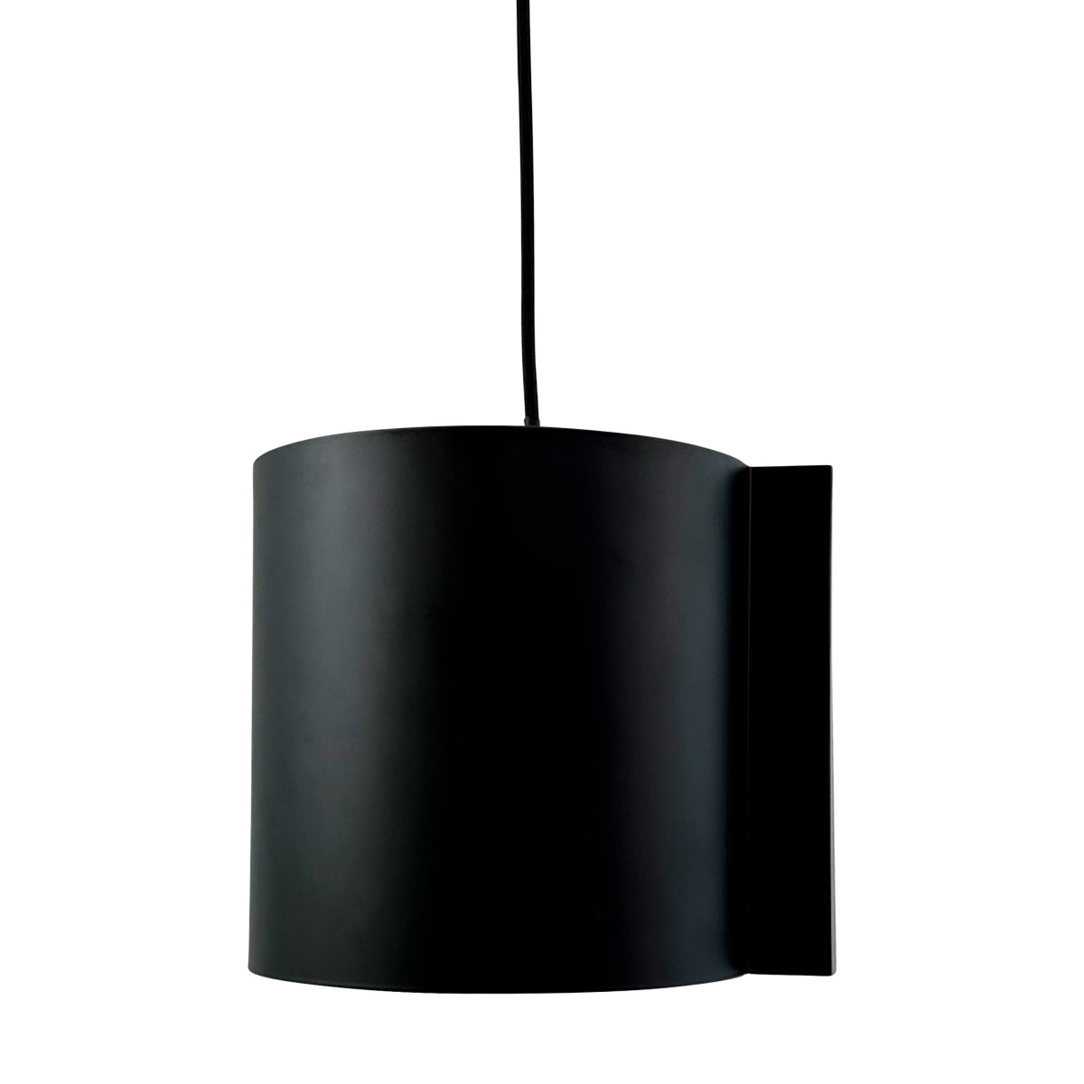 Wum Ø18 Negro Lámpas de techo De Dyberg Larsen - Tillverkad i metall med en mattsvart finish och en 2 meter l&aring;ng svart tygsladd, &auml;r Wum en perfekt balans mellan funktion och design.