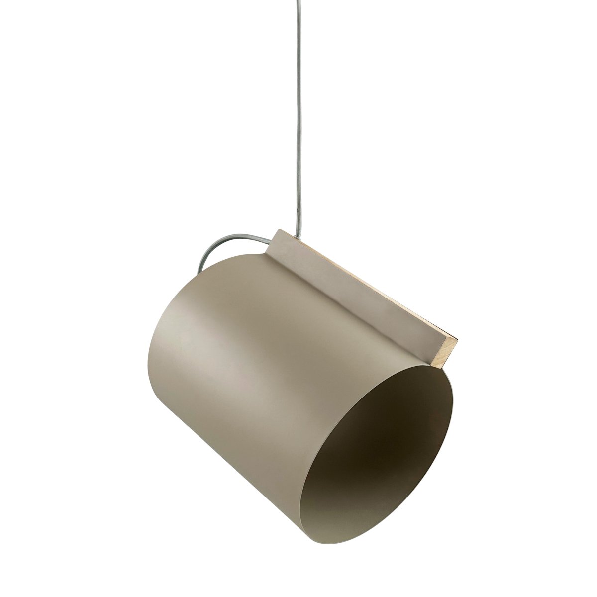 Wum Ø23 Gris mate Lámpas de techo De Dyberg Larsen - Tillverkad i metall med en mattgr&aring; finish och en 2 meter l&aring;ng gr&aring; tygsladd, &auml;r Wum en perfekt balans mellan funktion och design.