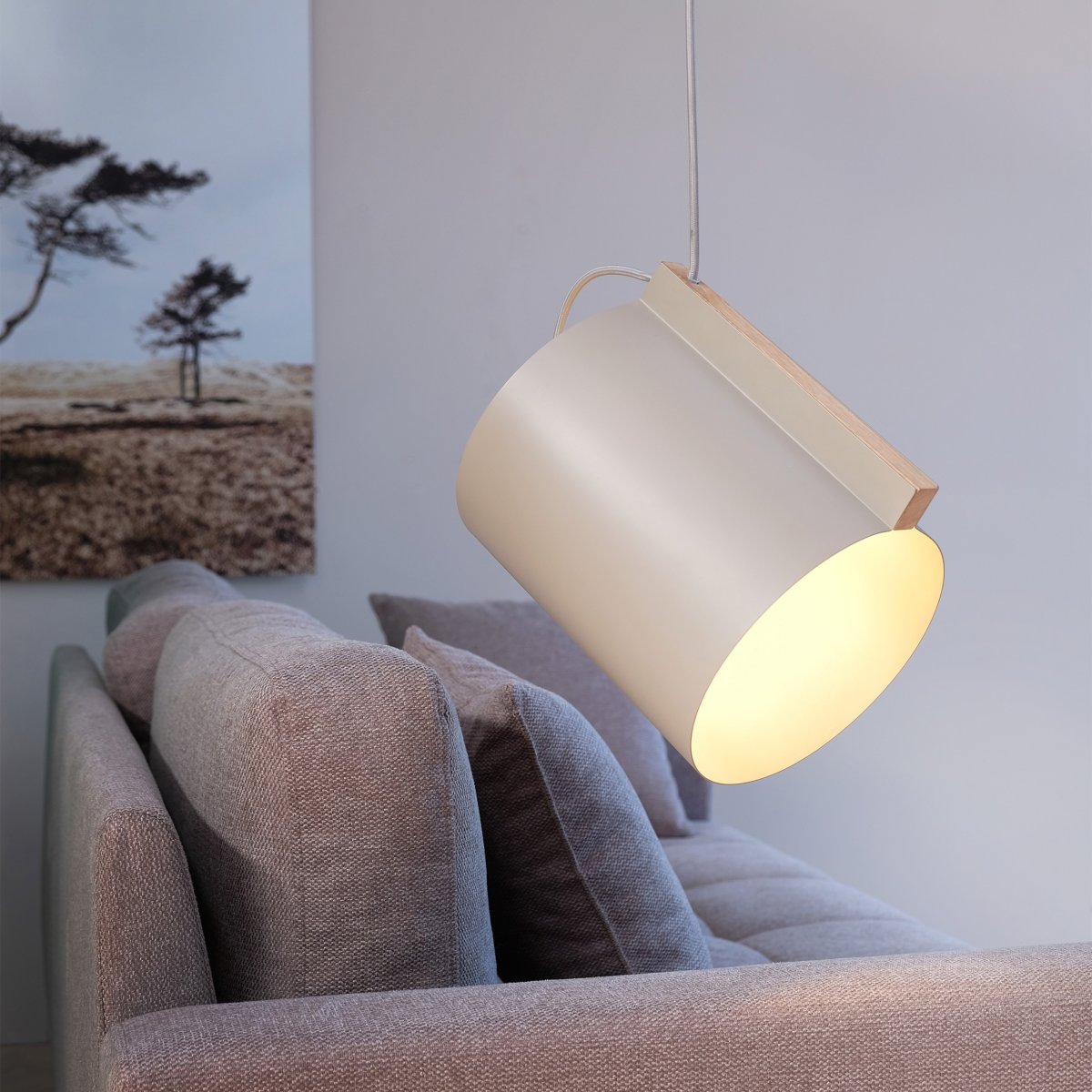 Wum Ø23 Gris mate Lámpas de techo De Dyberg Larsen - Tillverkad i metall med en mattgr&aring; finish och en 2 meter l&aring;ng gr&aring; tygsladd, &auml;r Wum en perfekt balans mellan funktion och design.