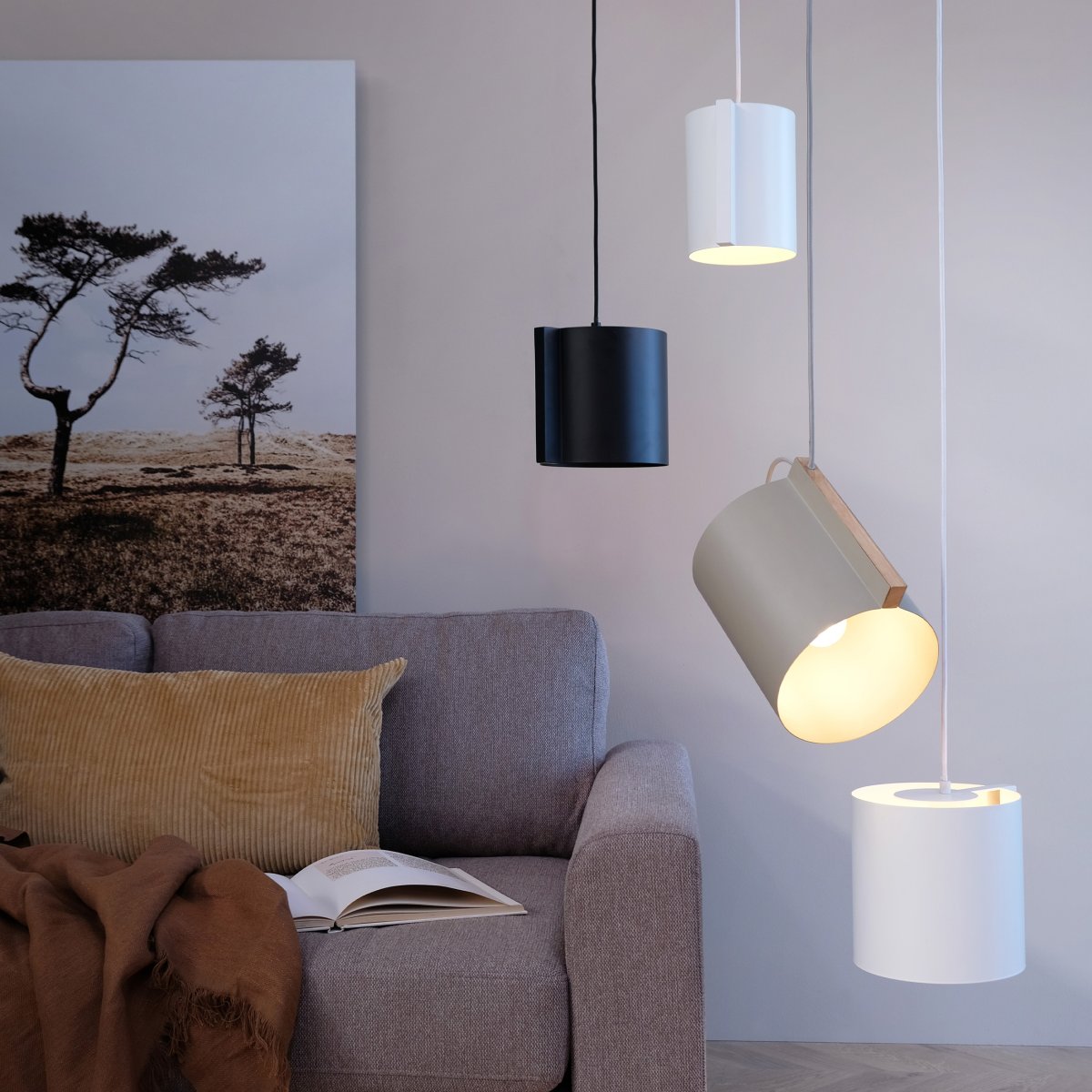 Wum Ø23 Gris mate Lámpas de techo De Dyberg Larsen - Tillverkad i metall med en mattgr&aring; finish och en 2 meter l&aring;ng gr&aring; tygsladd, &auml;r Wum en perfekt balans mellan funktion och design.